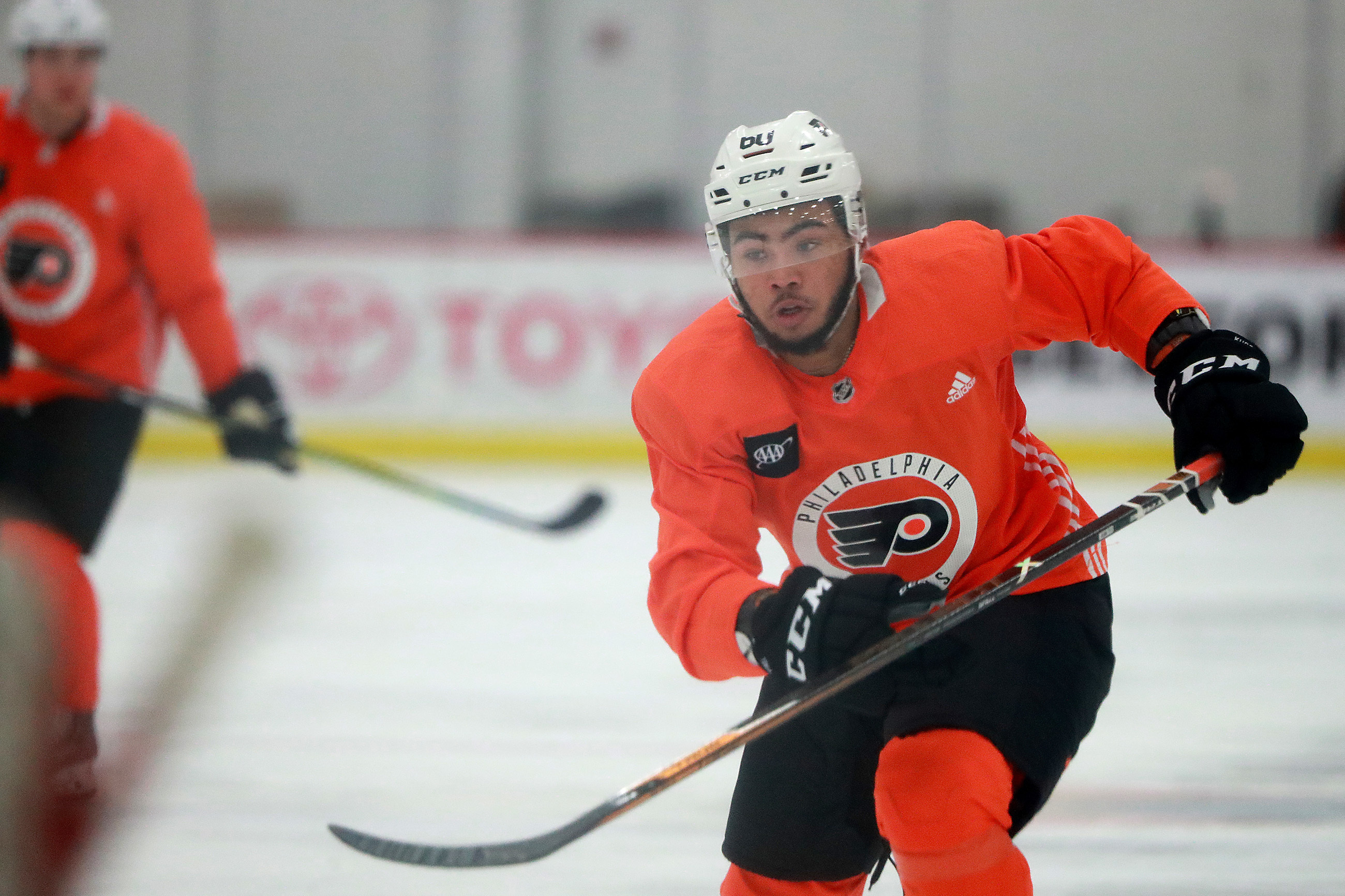 Game lures Lindros back to Philly