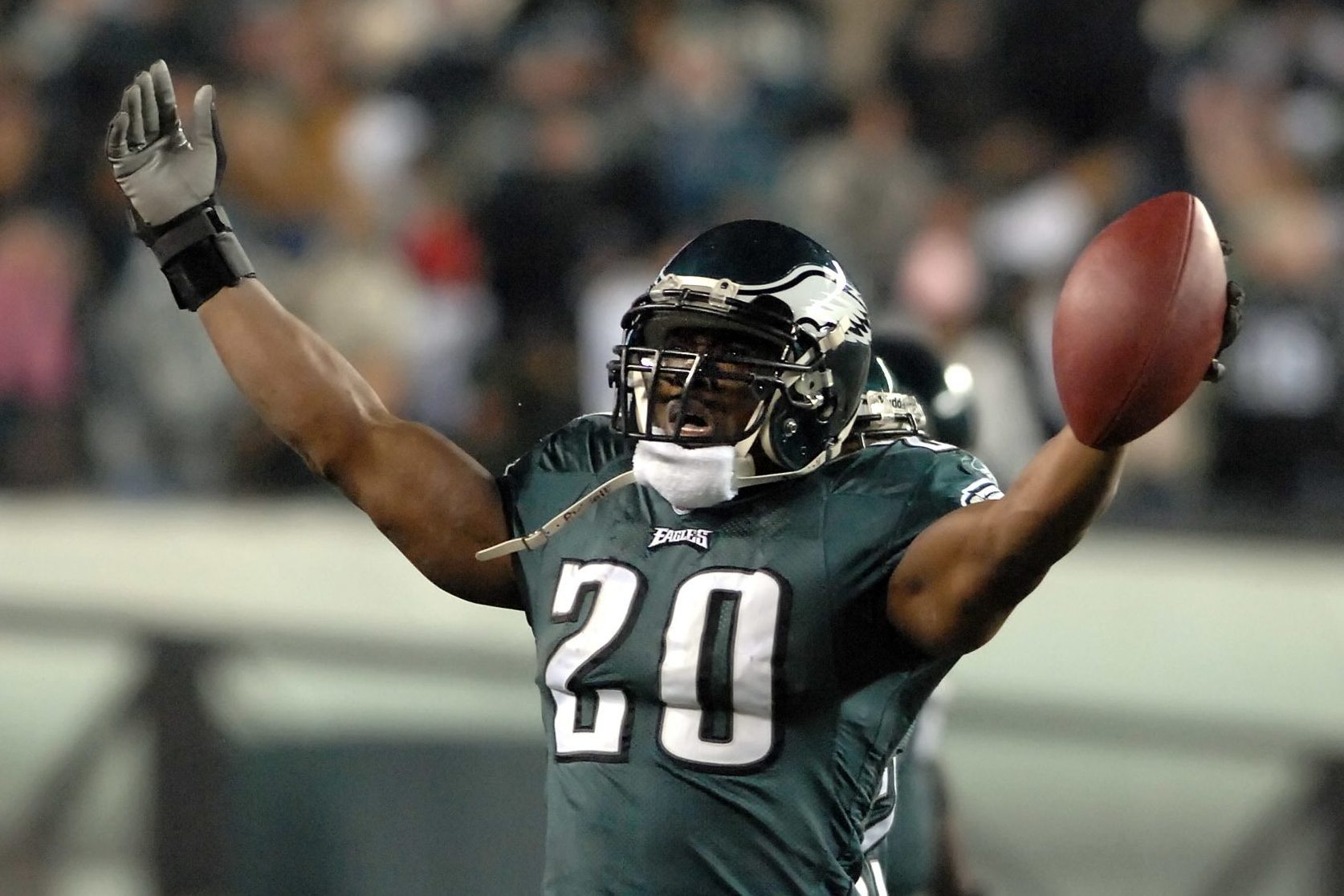 BREAKING NEWS: Philadelphia Eagles Legend Brian Dawkins Returns as Co-Owner. In a monumental announcement, Eagles Owner The Jeffrey Lurie Family has officially declared that Brian Dawkins, the Legendary LB and long-time face of the franchise, will return to the Franchise in 2025 as a co-owner.-vut - Top News