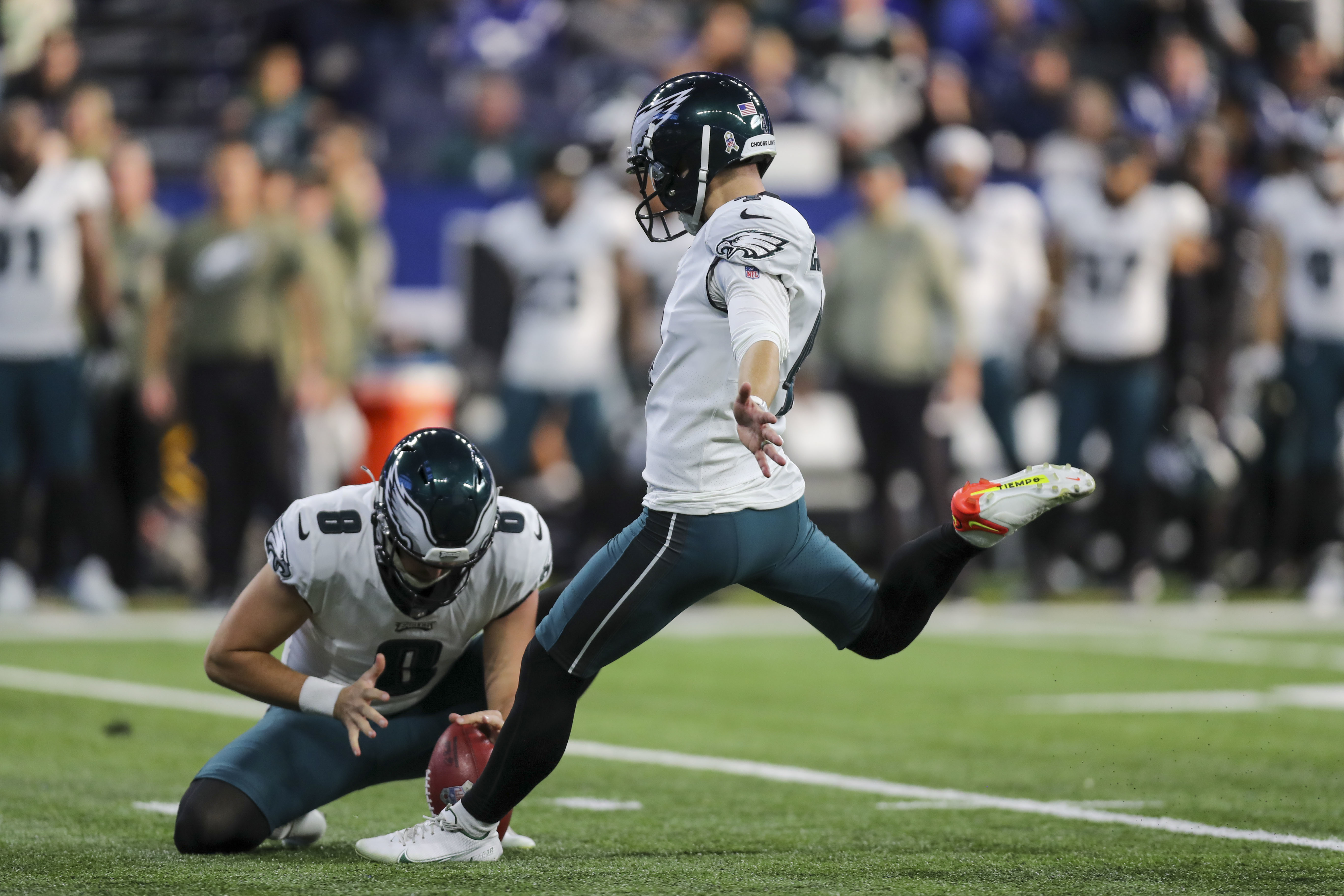 Eagles pour it on, improve to 10-1 against reeling Packers who