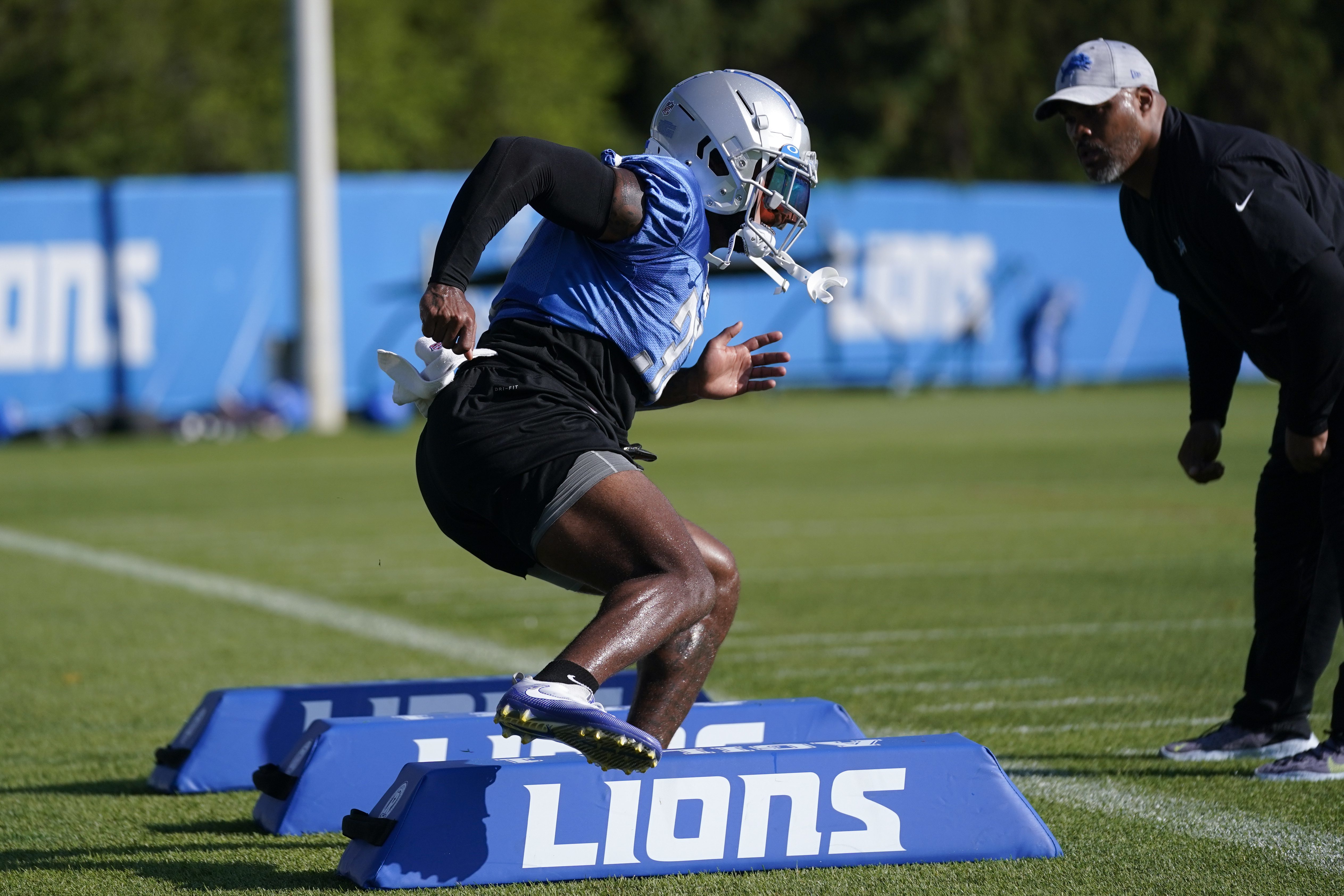 Philadelphia Eagles linebacker Nakobe Dean (17) pursues a play against the  Detroit Lions during an NFL football game, Sunday, Sept. 11, 2022, in  Detroit. (AP Photo/Rick Osentoski Stock Photo - Alamy