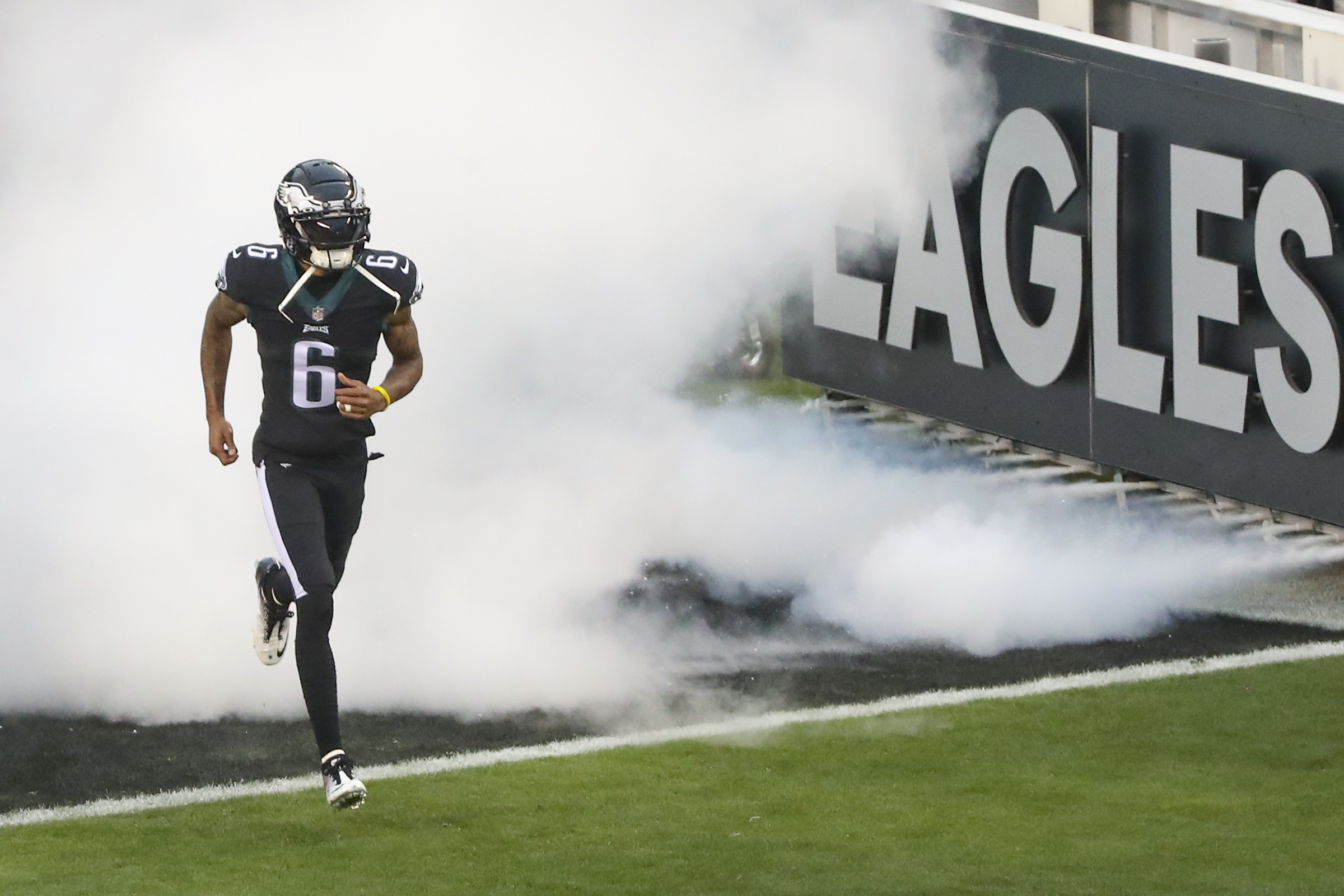 Eagles run wild in win over Vikings, improve to 2-0