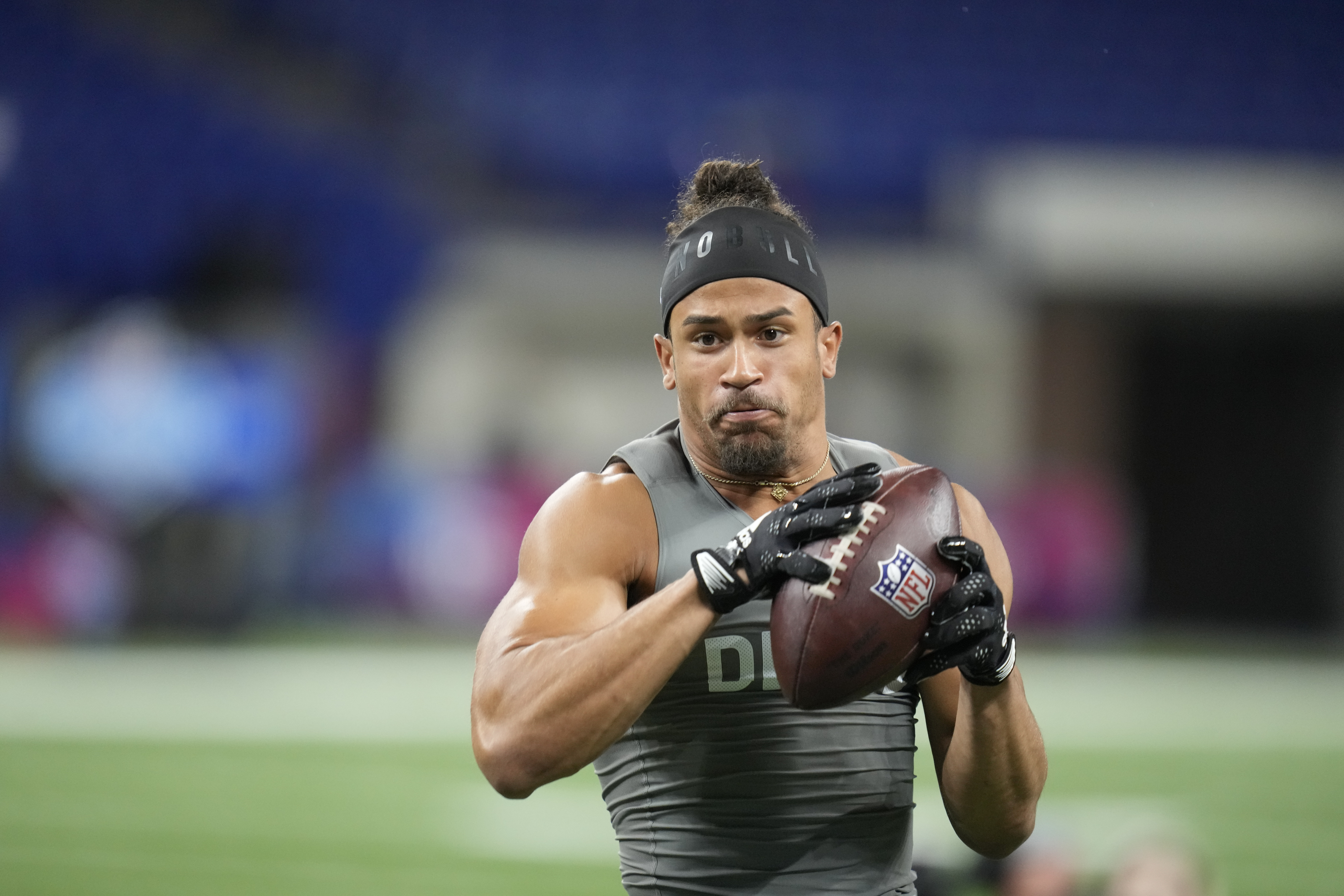 Eagles trade down to No. 12 in NFL draft shuffle; Niners land No. 3 pick