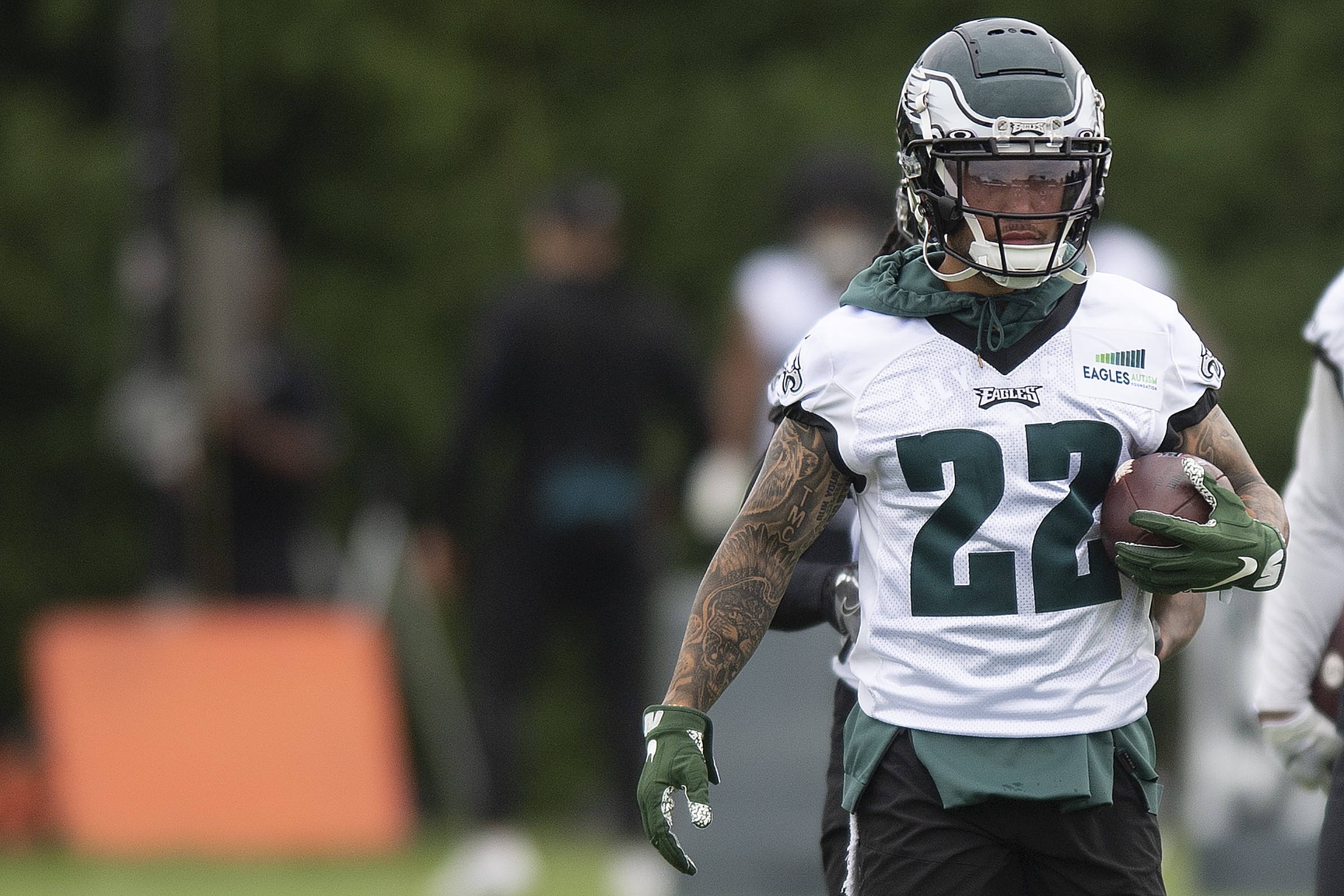 Eagles training camp: Rookie WR gets a lesson from cornerback