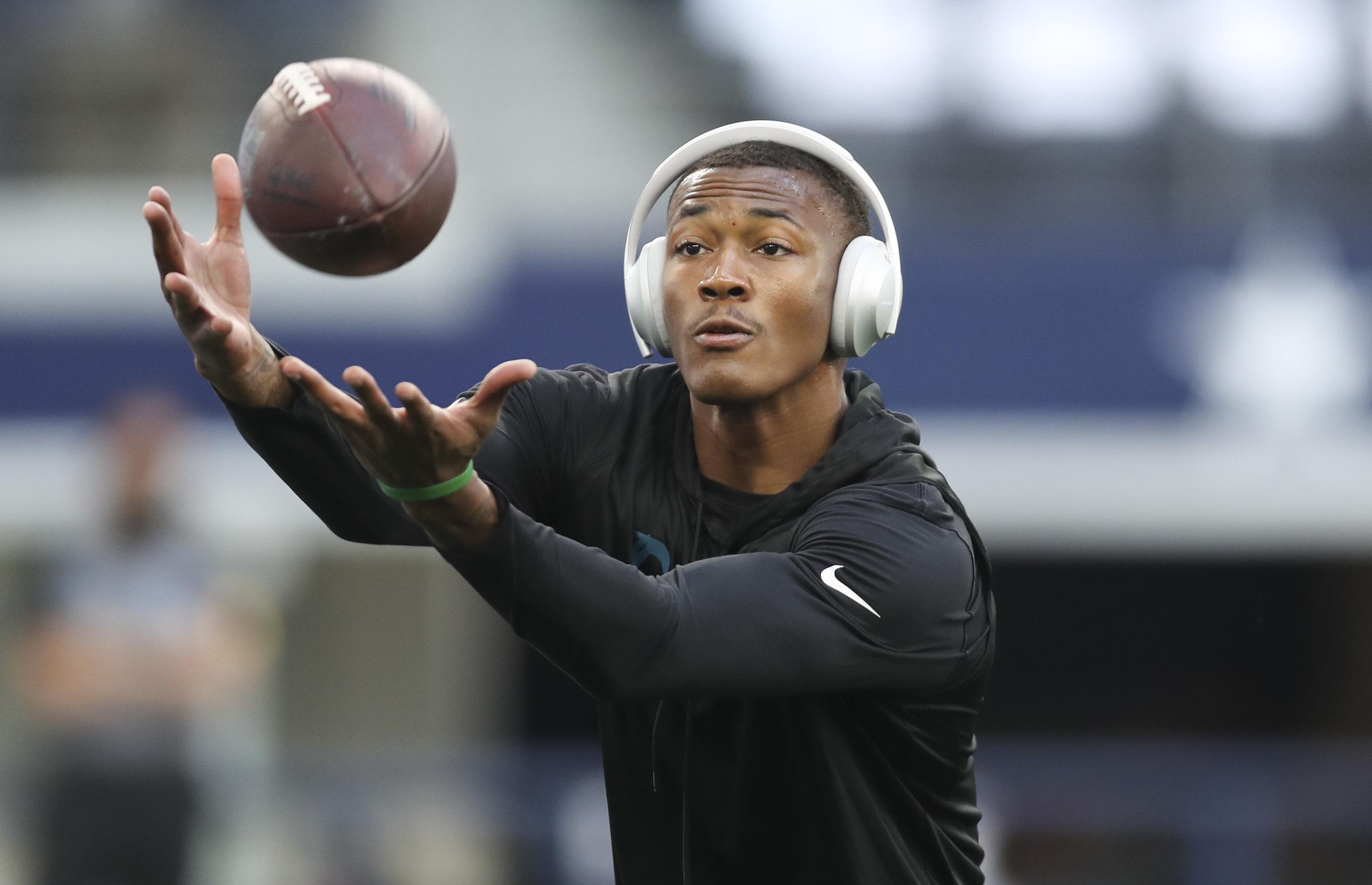 Philadelphia, PA, USA. 19th Aug, 2021. Philadelphia Eagles Rookie Wide  receiver DEVONTA SMITH (6) attempts to break away from the defender during  a preseason game between the New England Patriots and the