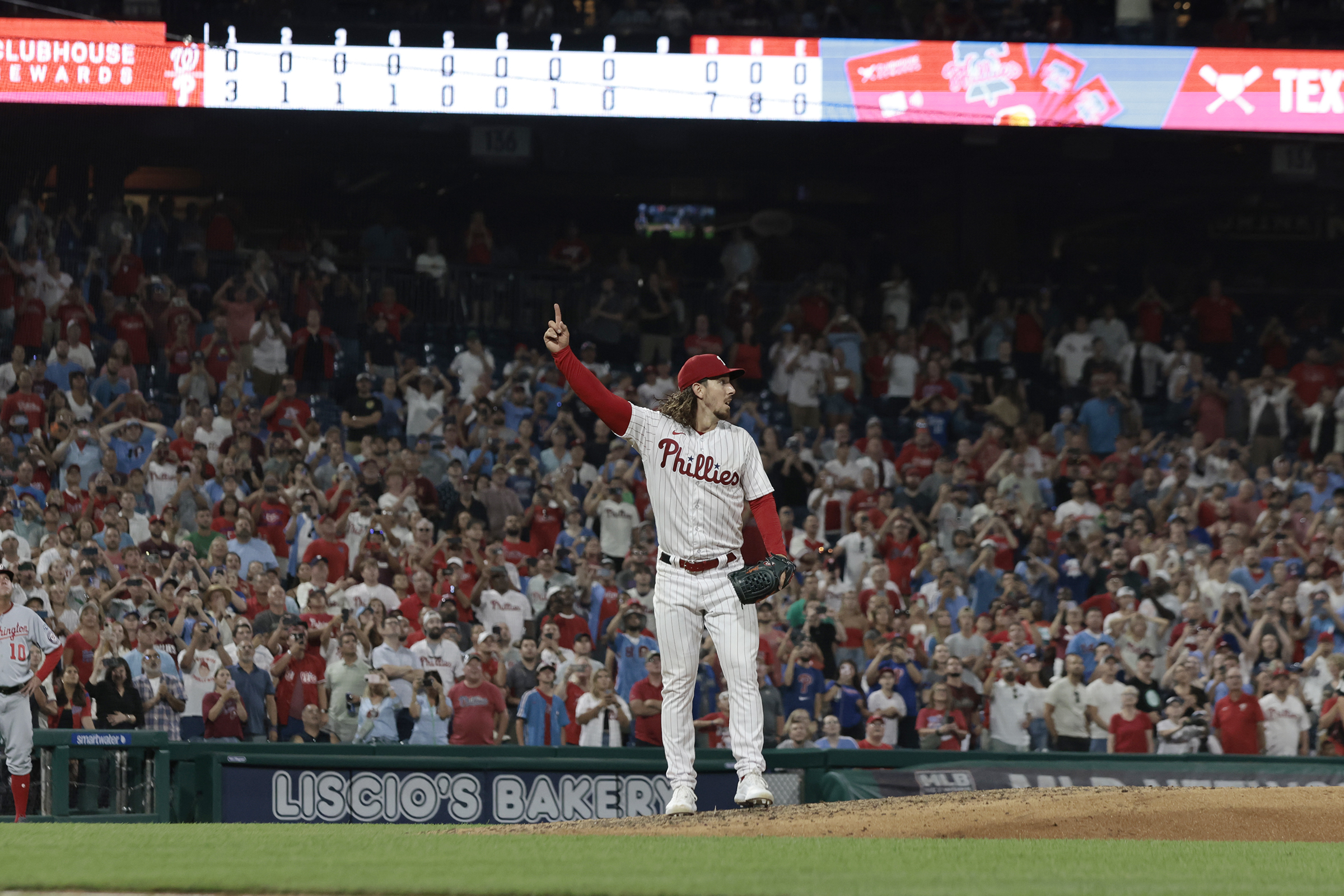 Phillies' Michael Lorenzen has no-hitter through 8 innings vs. Nationals