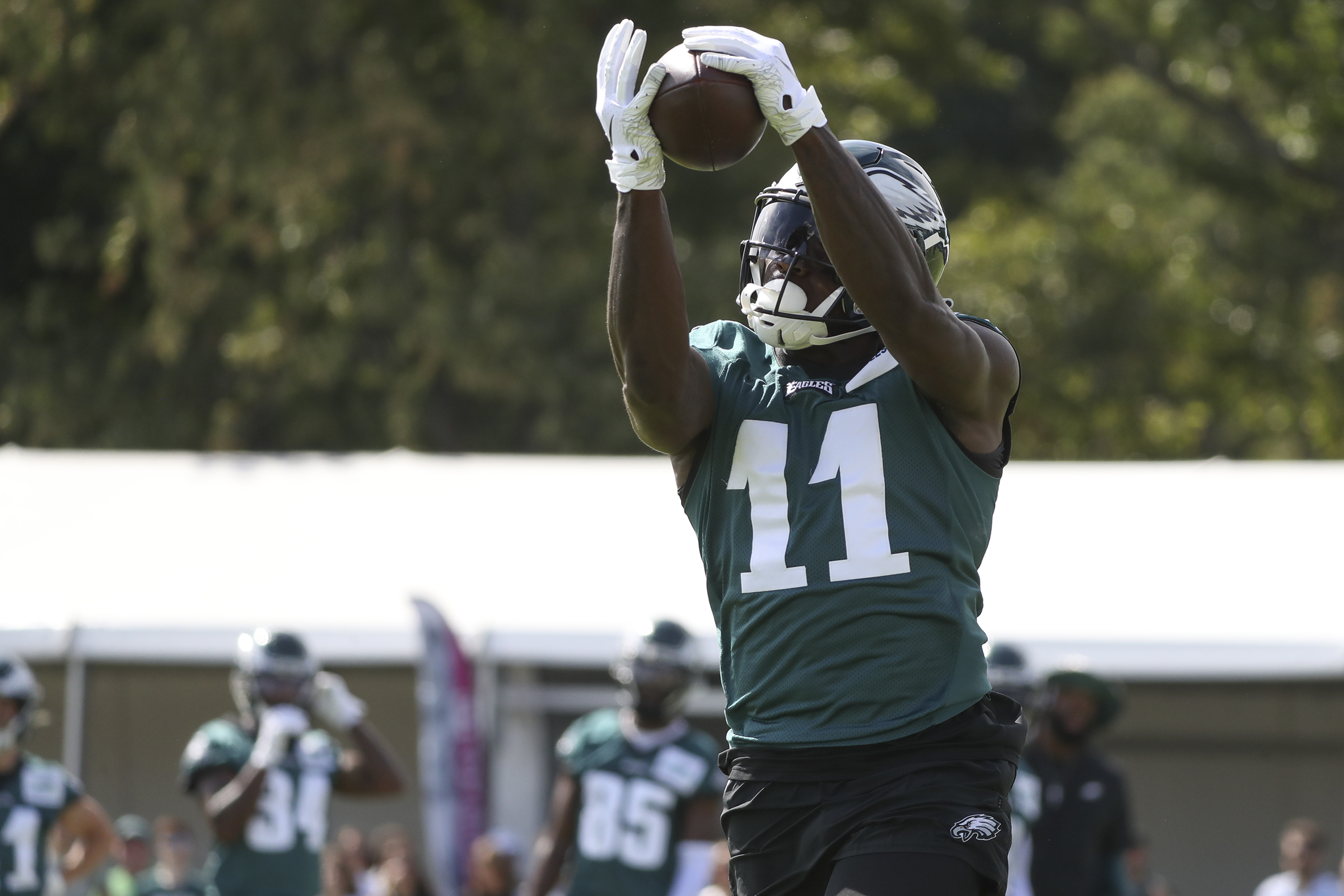 Eagles training camp observations: Jalen Hurts vibes with A.J. Brown and DeVonta  Smith, dark-horse playmaker continues to stand out