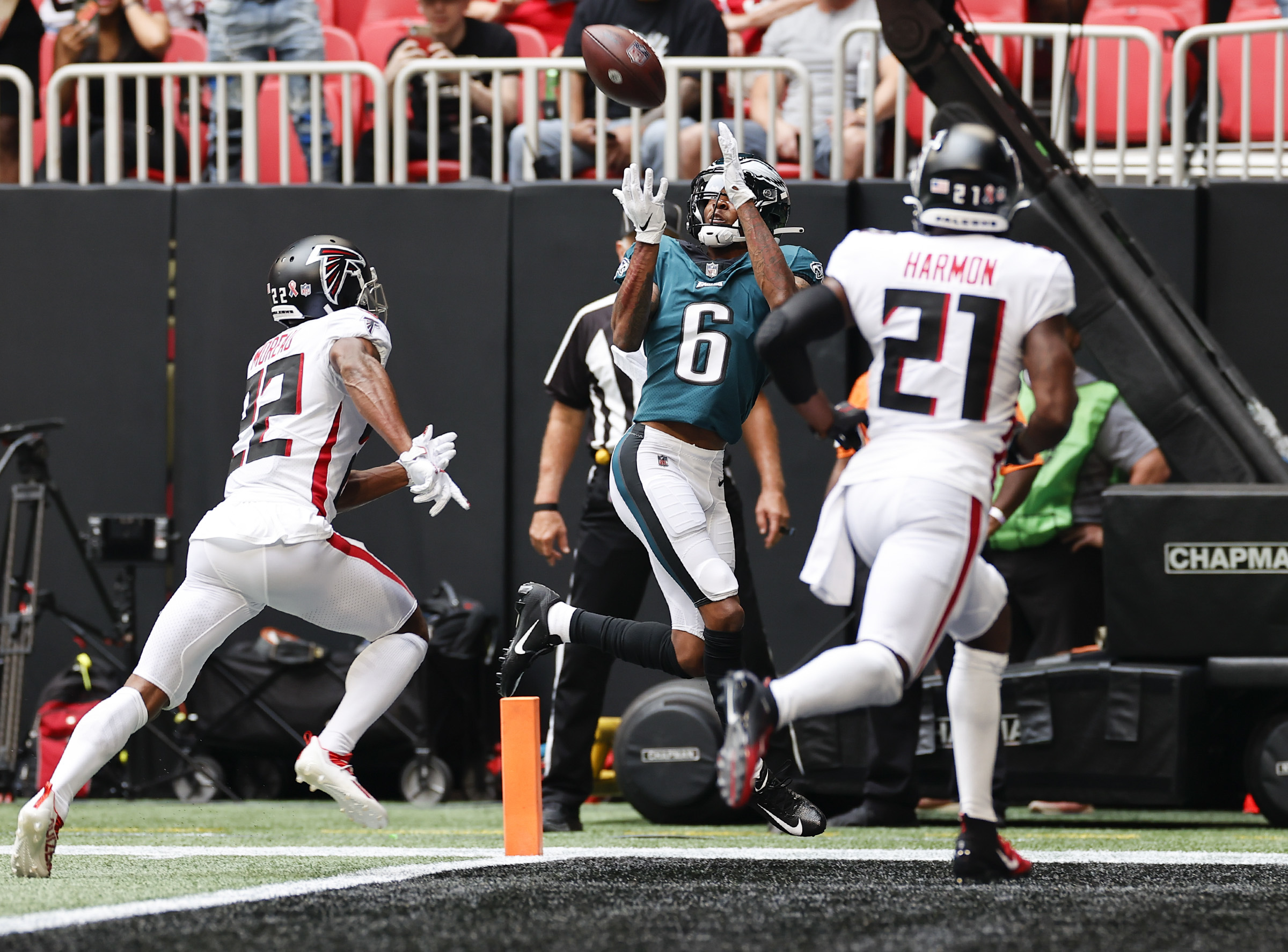 Marcus Johnson makes one-handed catch for first down