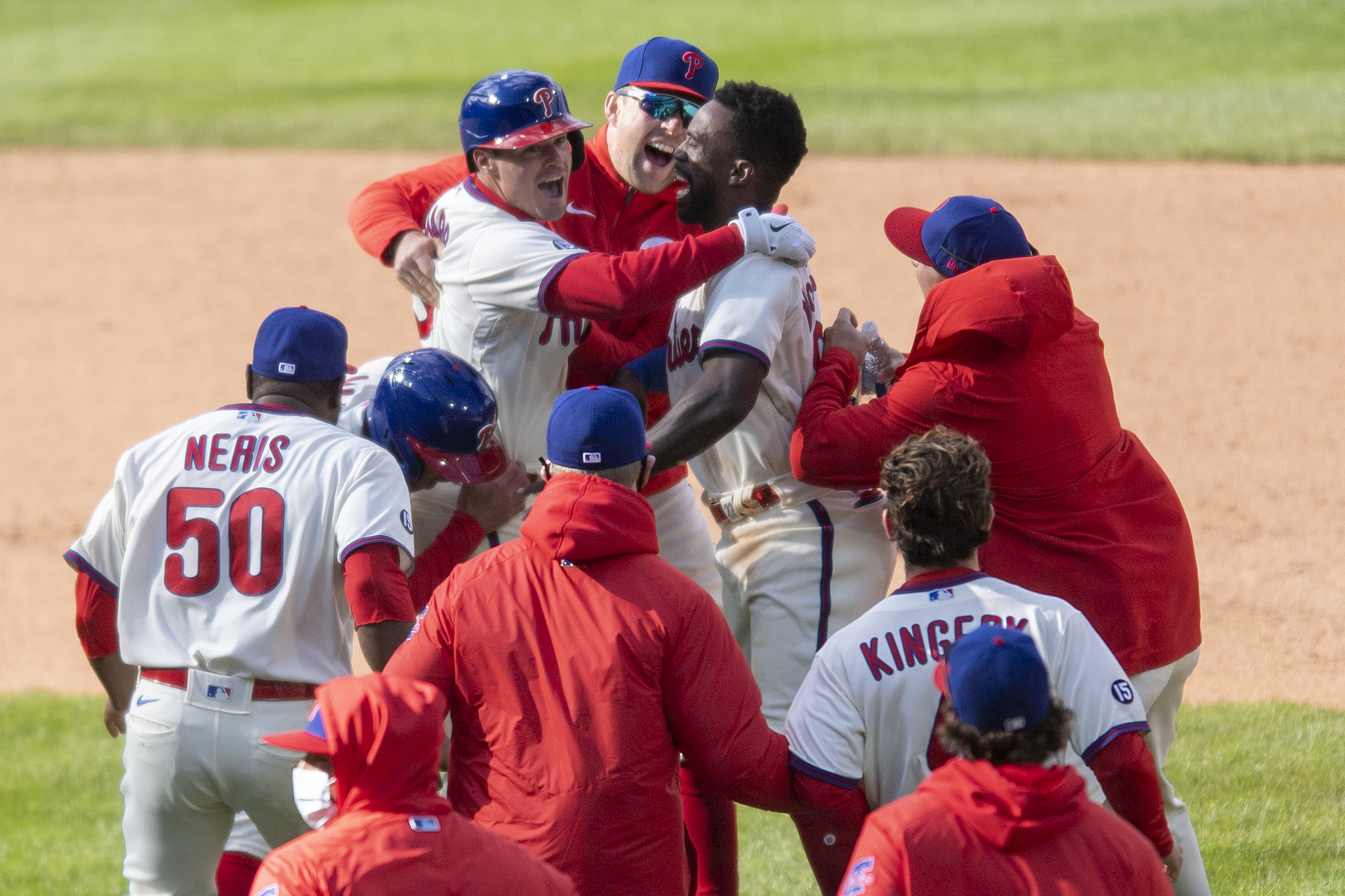 Knapp's 9th-inning single leads Phillies past Giants 6-5