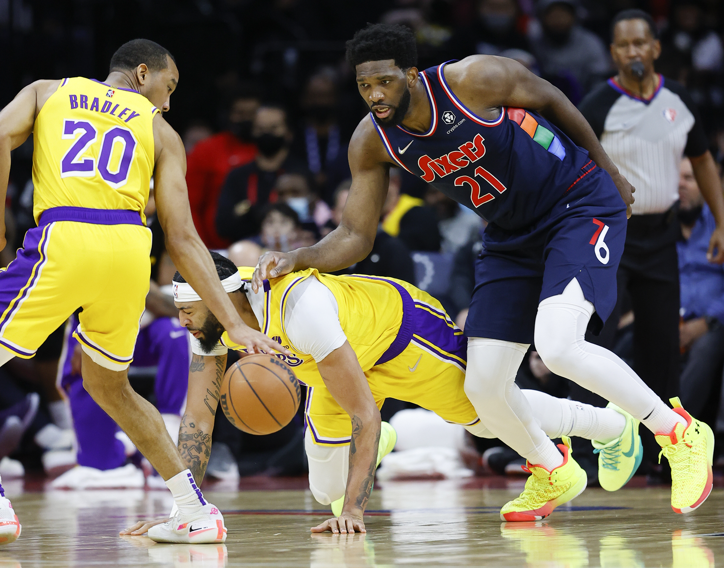 Sixers fan who called Carmelo Anthony 'boy' banned from Wells Fargo Center