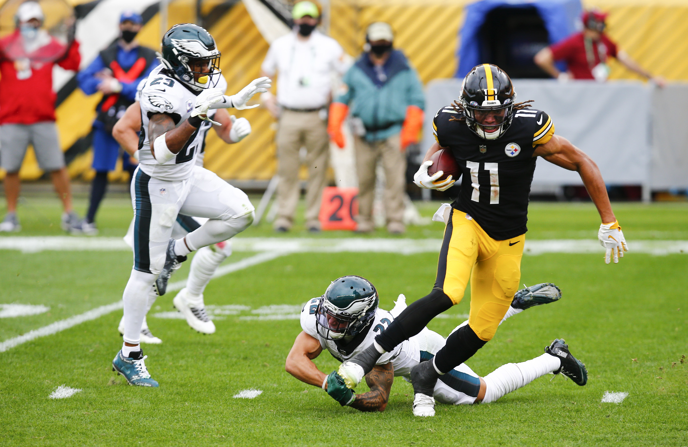 Wentz shines again in Eagles' 34-3 rout of Steelers