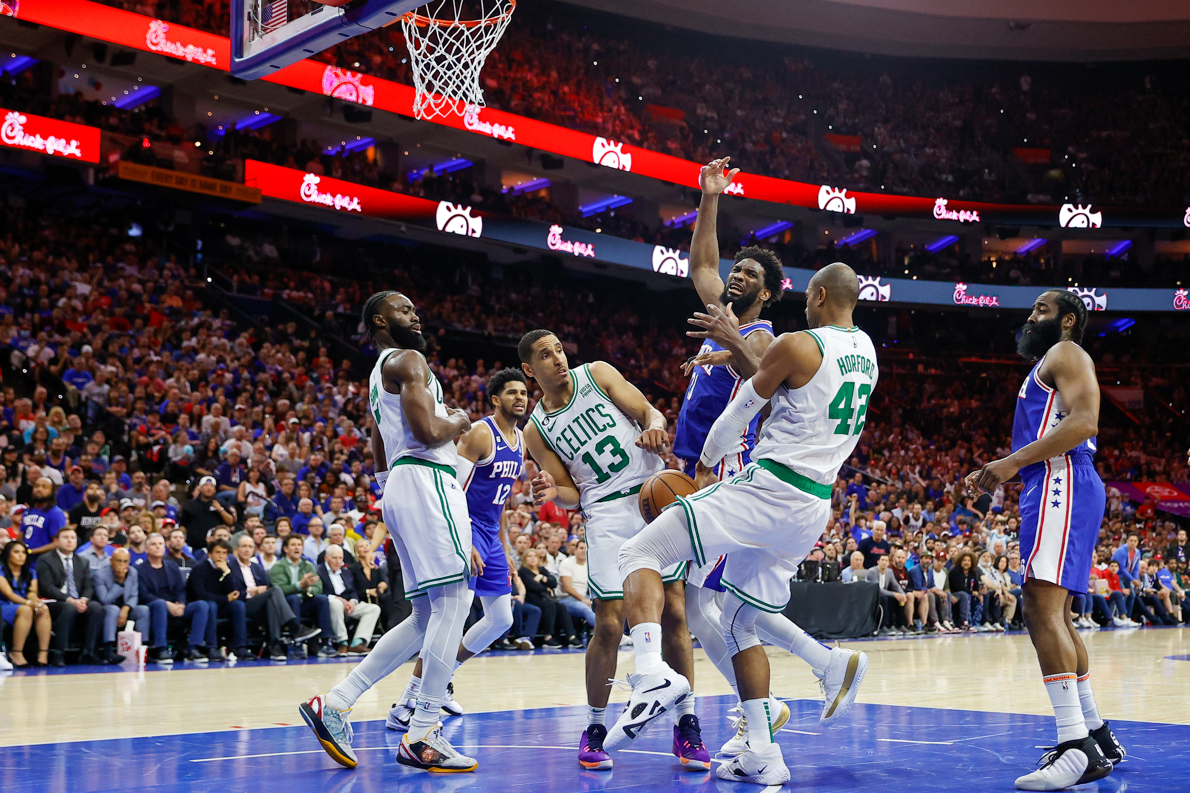 Com final de jogo absurdo, Boston Celtics bate Philadelphia 76ers
