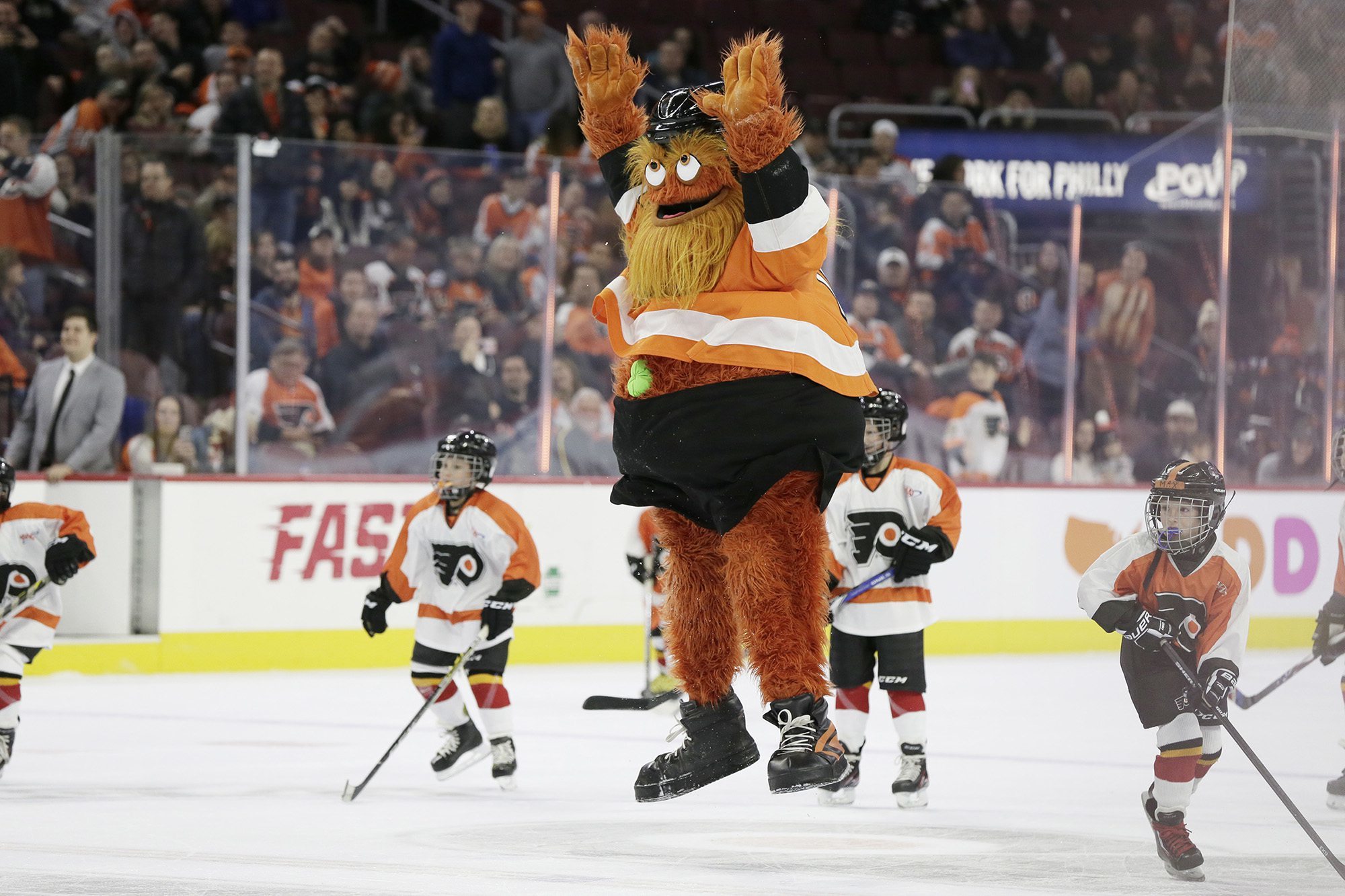 Philadelphia Flyers mascot Gritty accused of punching boy during photo  shoot - ABC News