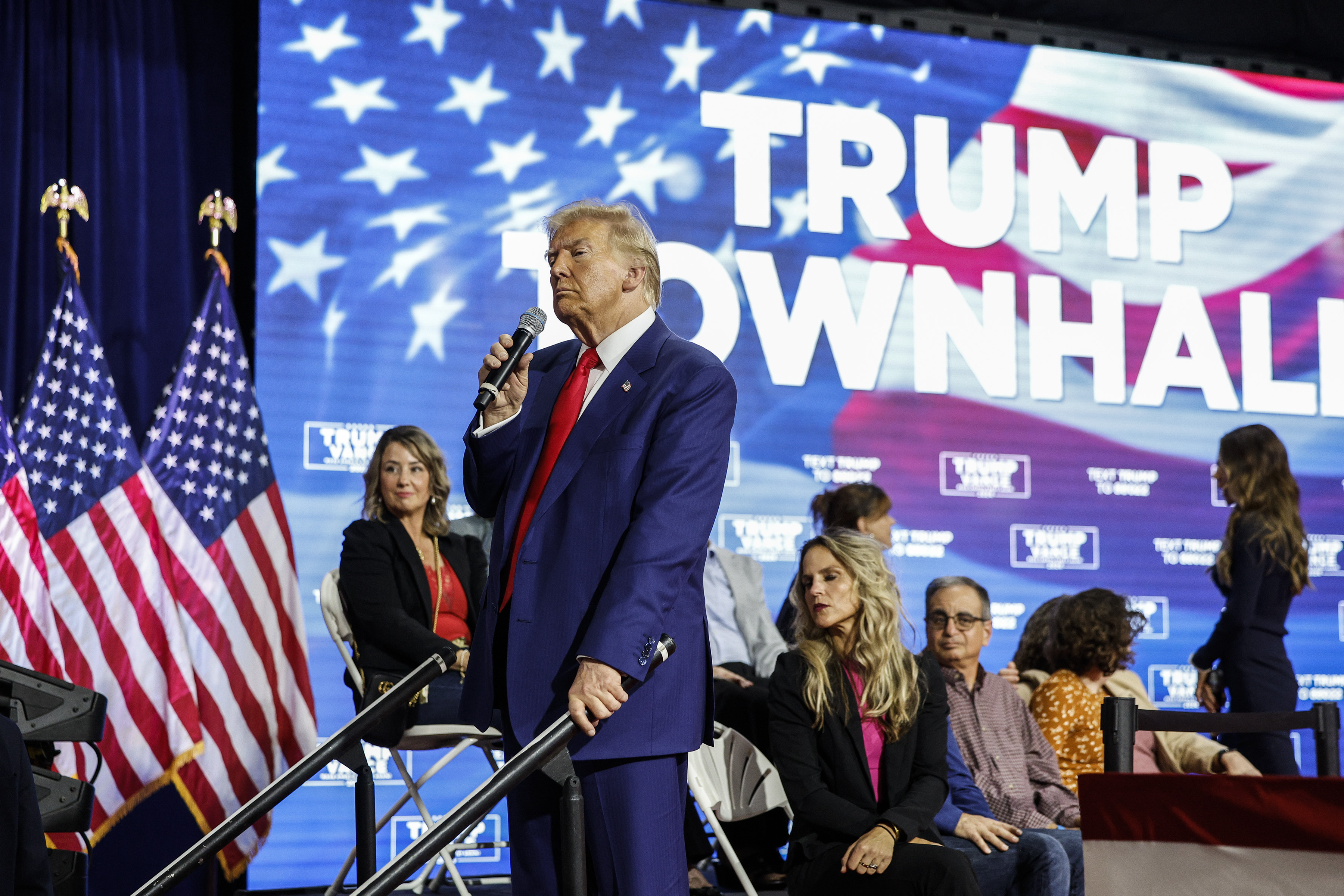 neighborhood CHAMBER Donald Trump トランプ Donald Trump draws MAGA