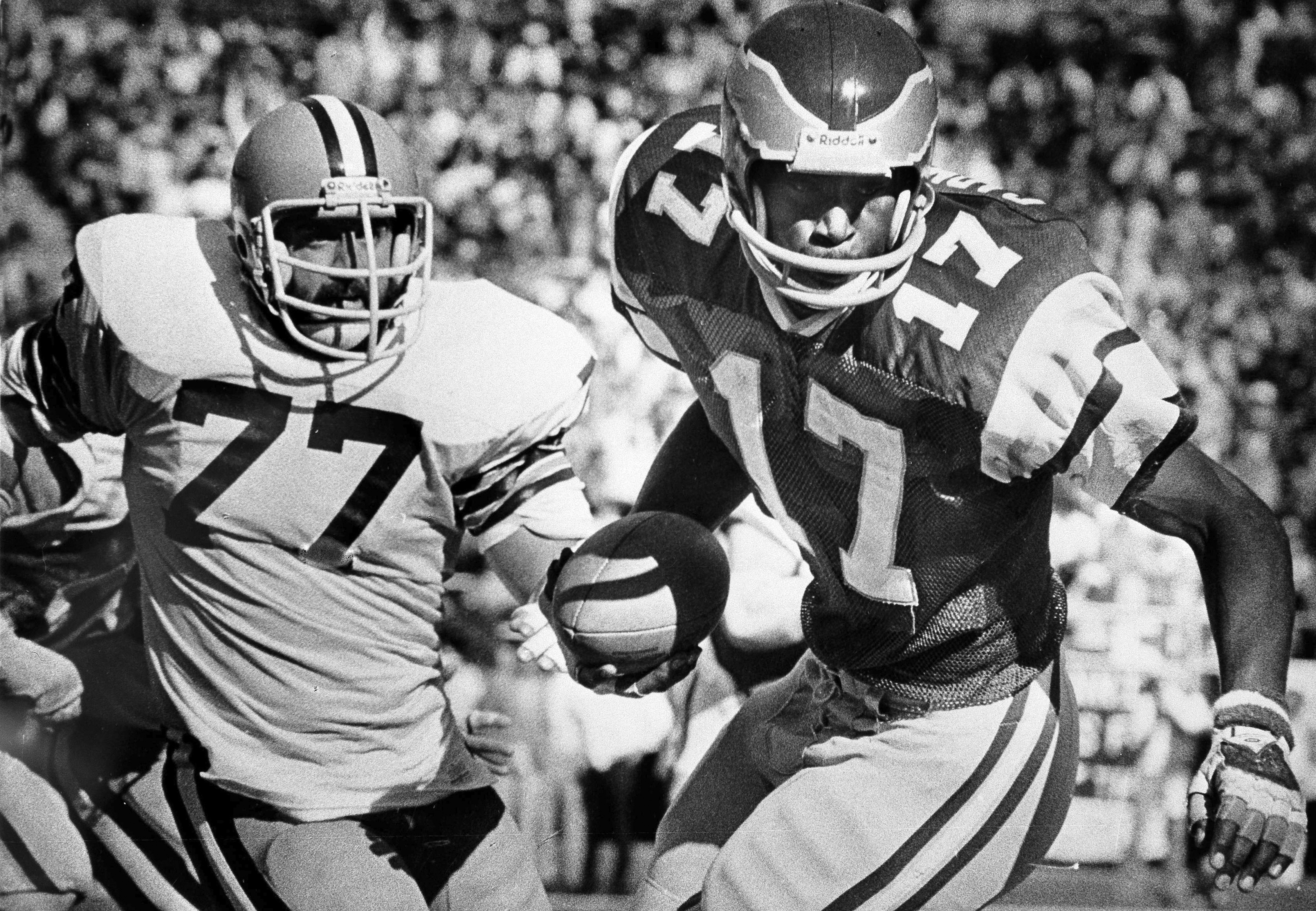 Philadelphia Eagles on X: In addition to setting a then-NFL record with  127 consecutive games with a reception from 1972-1980, Harold Carmichael  led all NFL wide receivers in receptions (549), receiving yards (