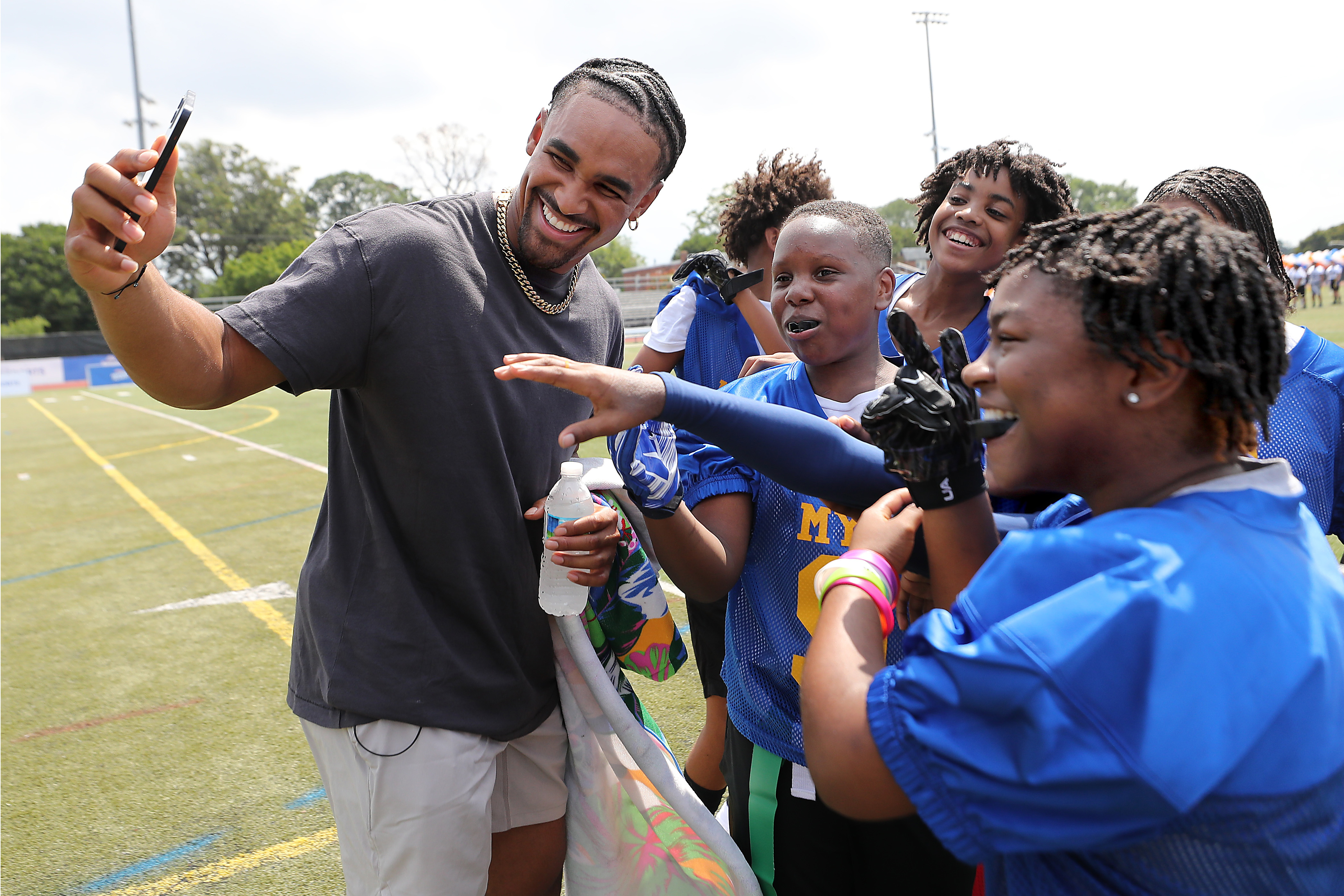 Eagles QB Jalen Hurts surprises young athletes at football game as