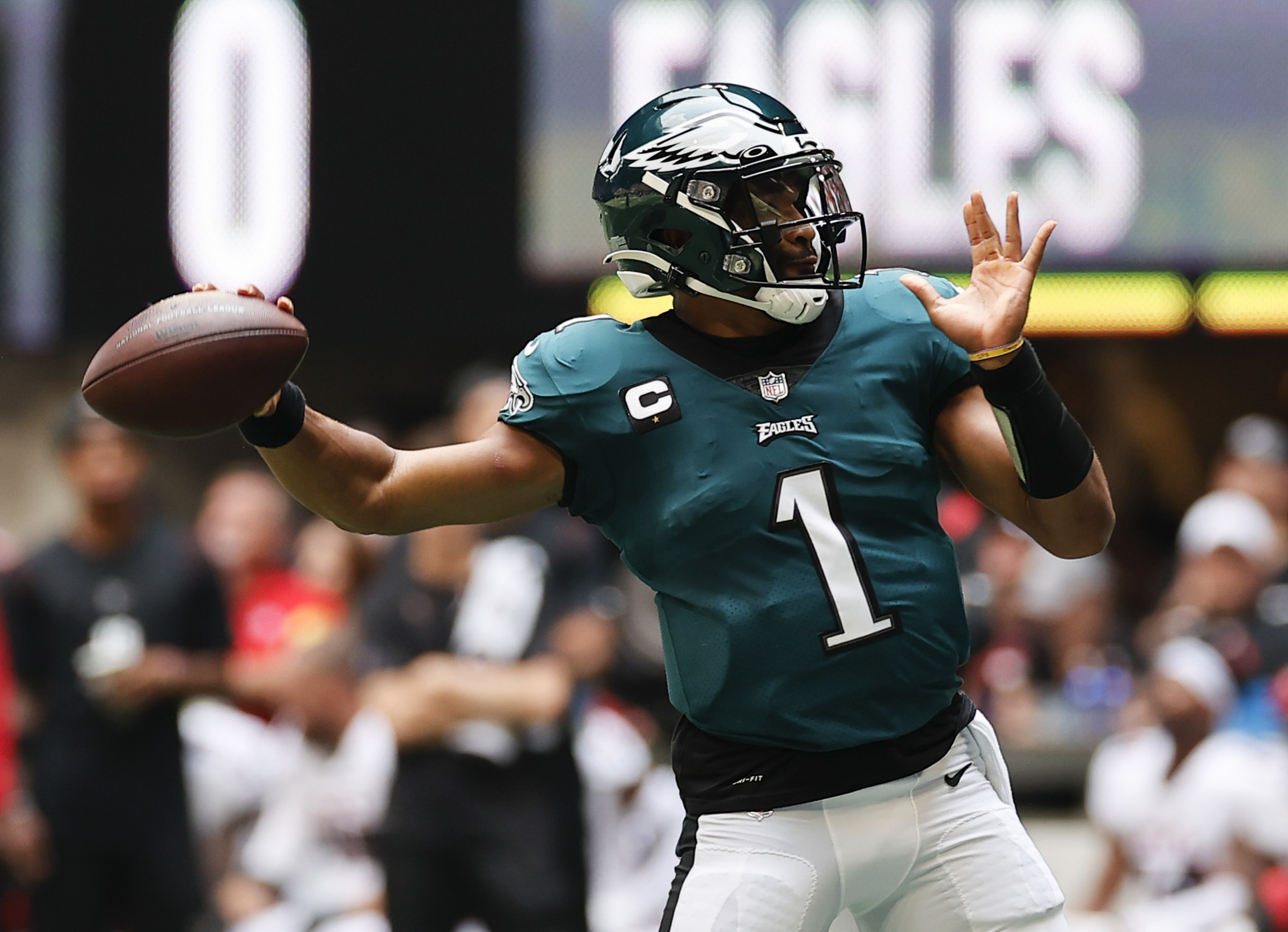 New era in Philly: Hurts 3 TDs, Eagles rout Falcons 32-6