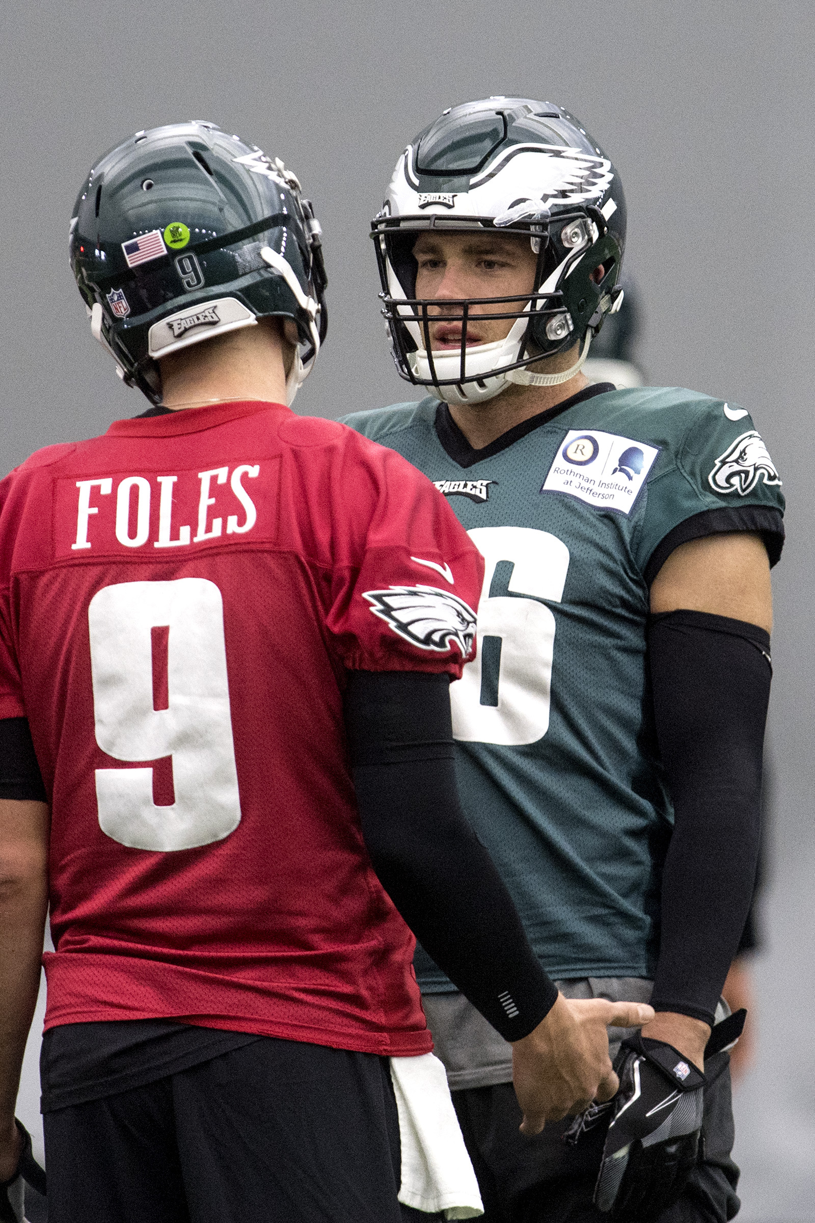 Ertz wearing an Eagles bracelet in a Cardinals uniform : r/eagles