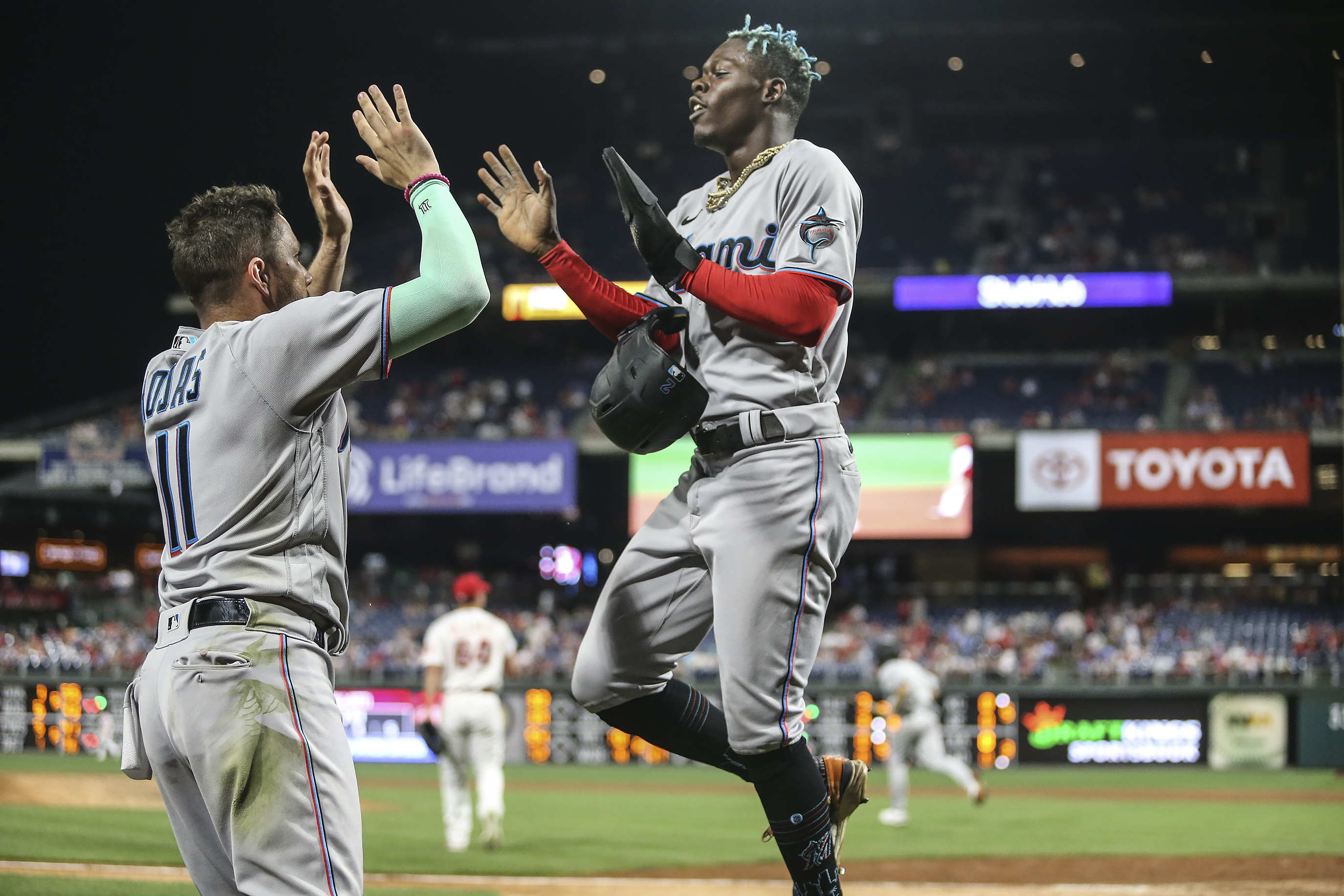 Rhys Hoskins' big error leads to Phillies' loss to Marlins - CBS