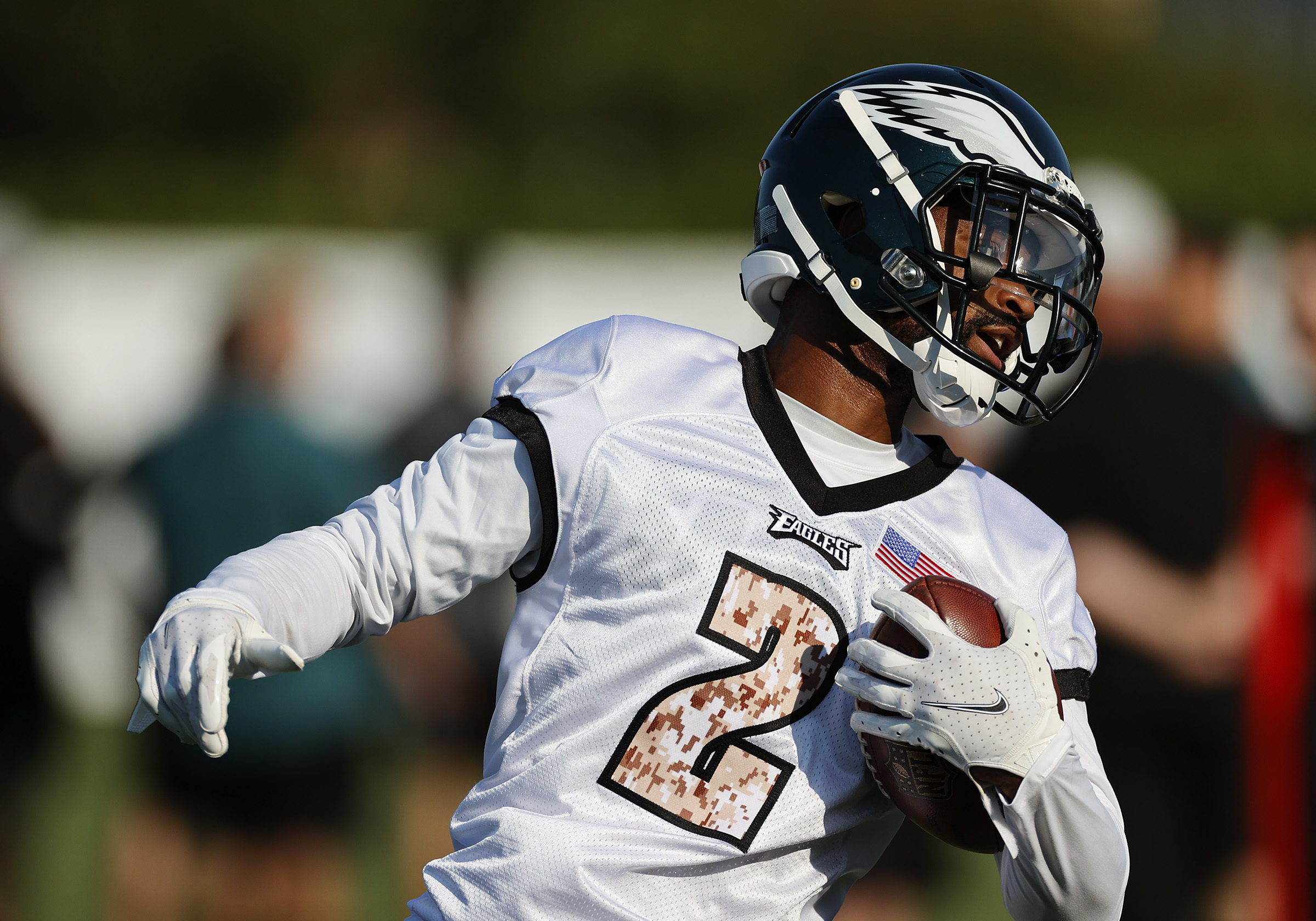 DeVonta Smith partakes in an interesting practice drill