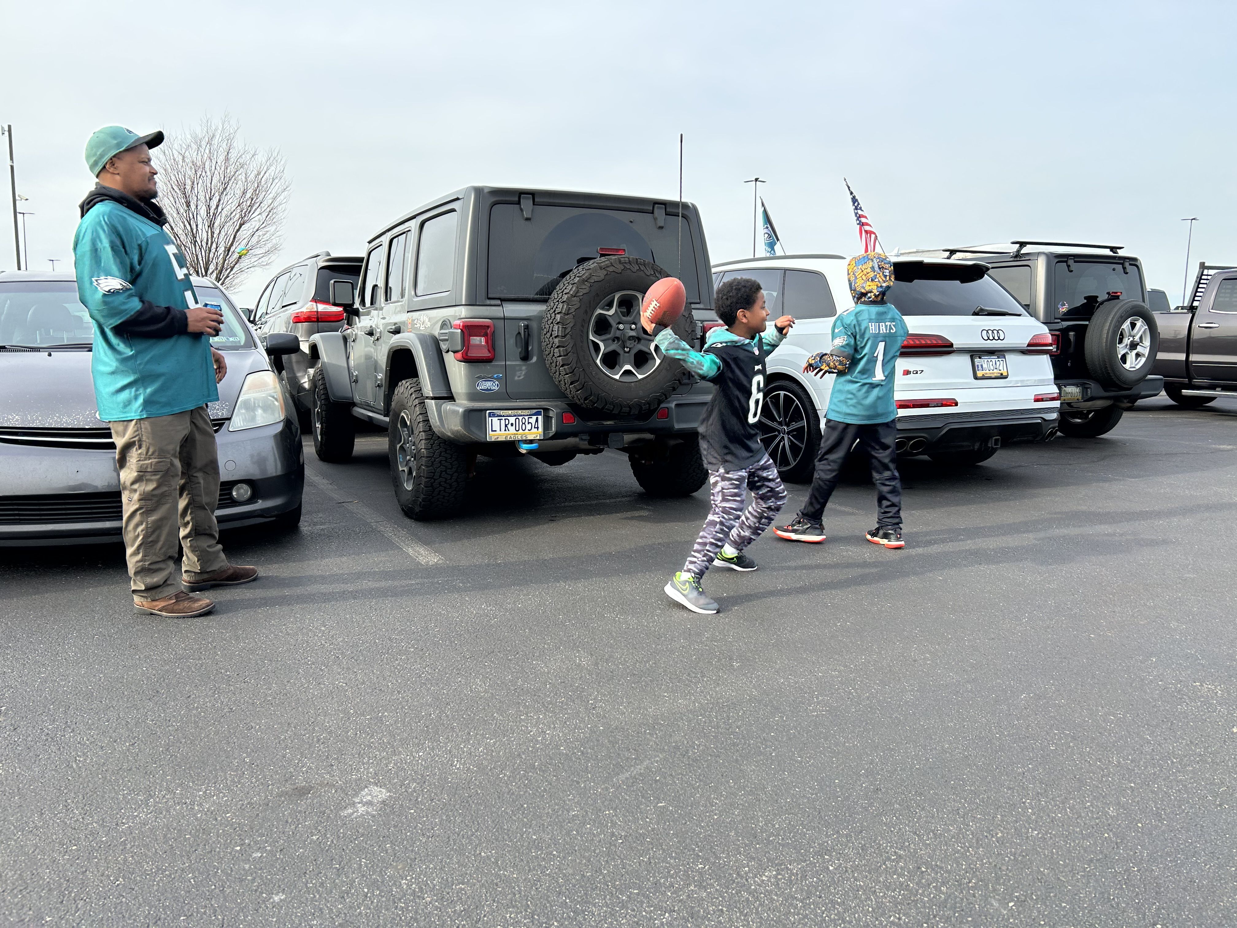 Giants fans sulk, Eagles fans rejoice during lopsided playoff game: 'The  Birds are rolling!' 