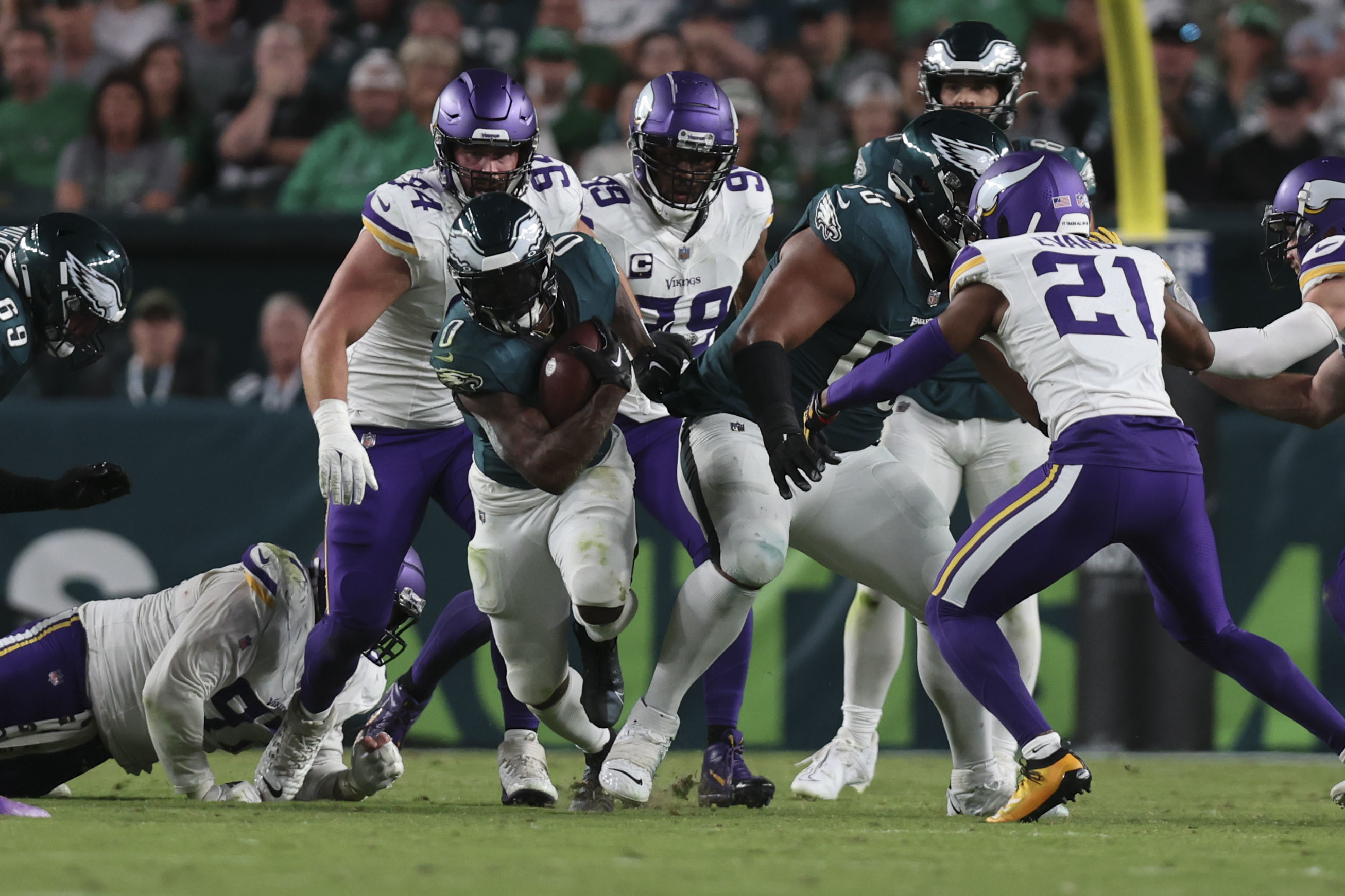 Eagles' D'Andre Swift races past the Vikings on a decisive TD drive