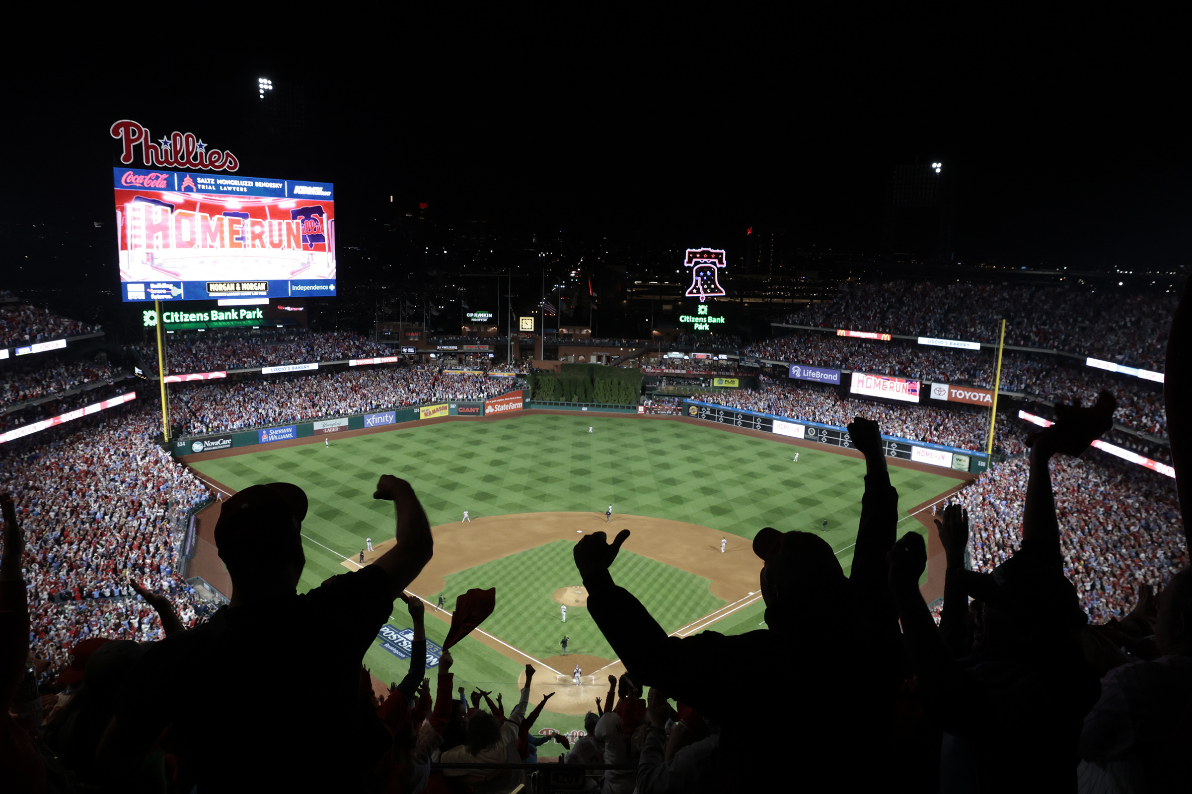 Francoeur's pinch double lifts Phillies past Giants