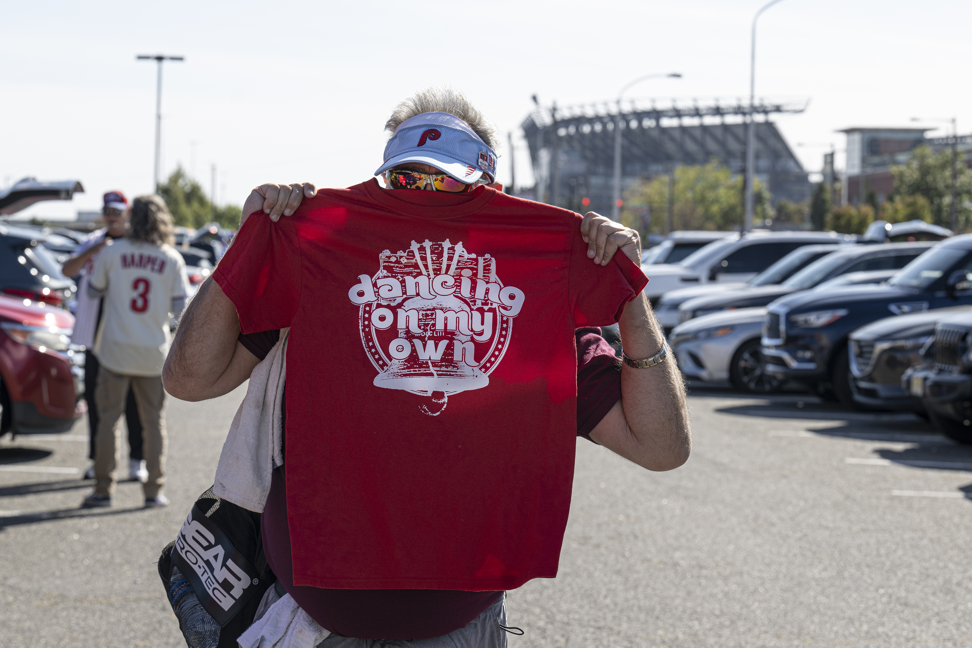What it's like to be a Phillies parking lot shirt hustler