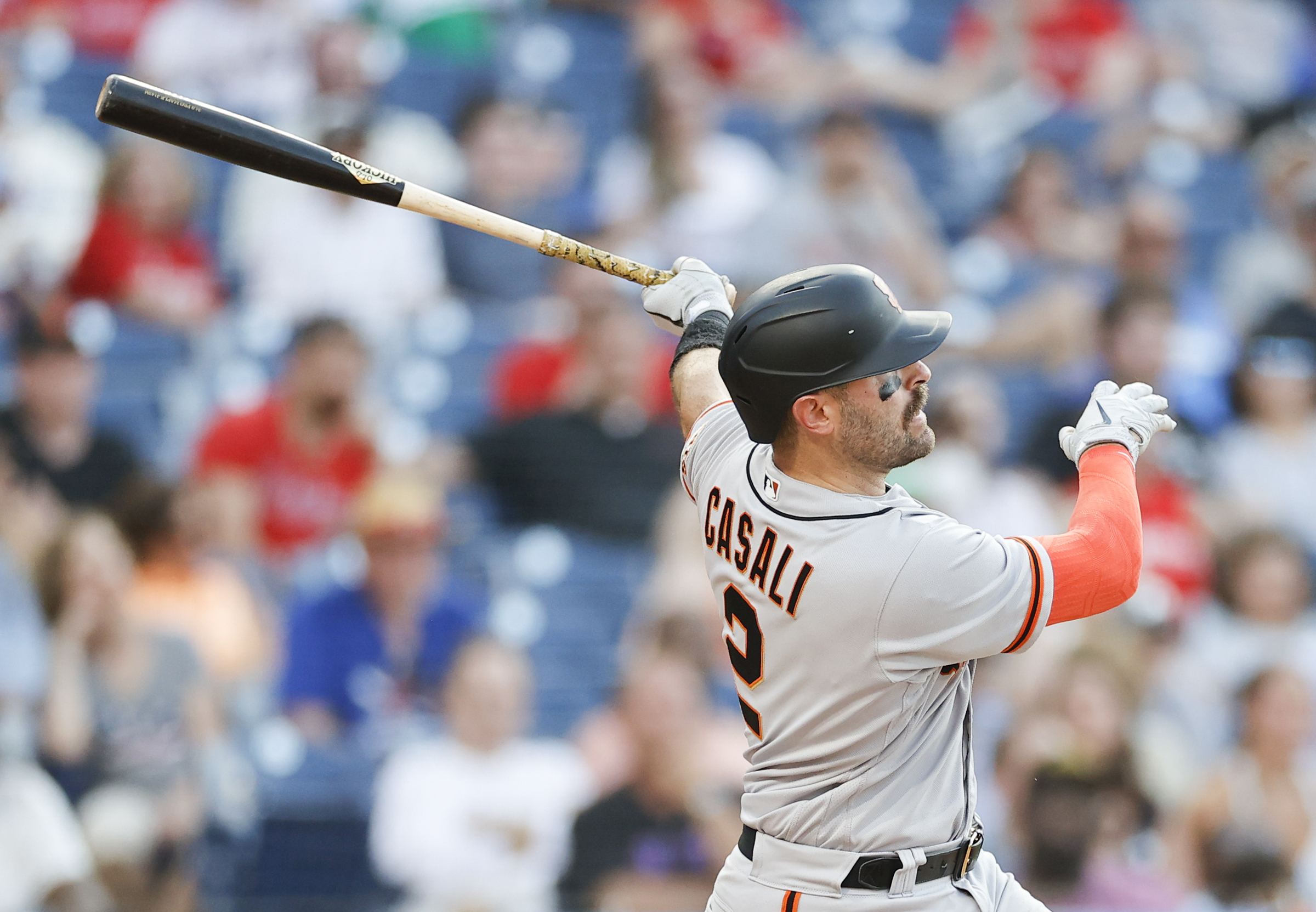 Unconventional manner, but Giants hold on to beat Phillies 4-3