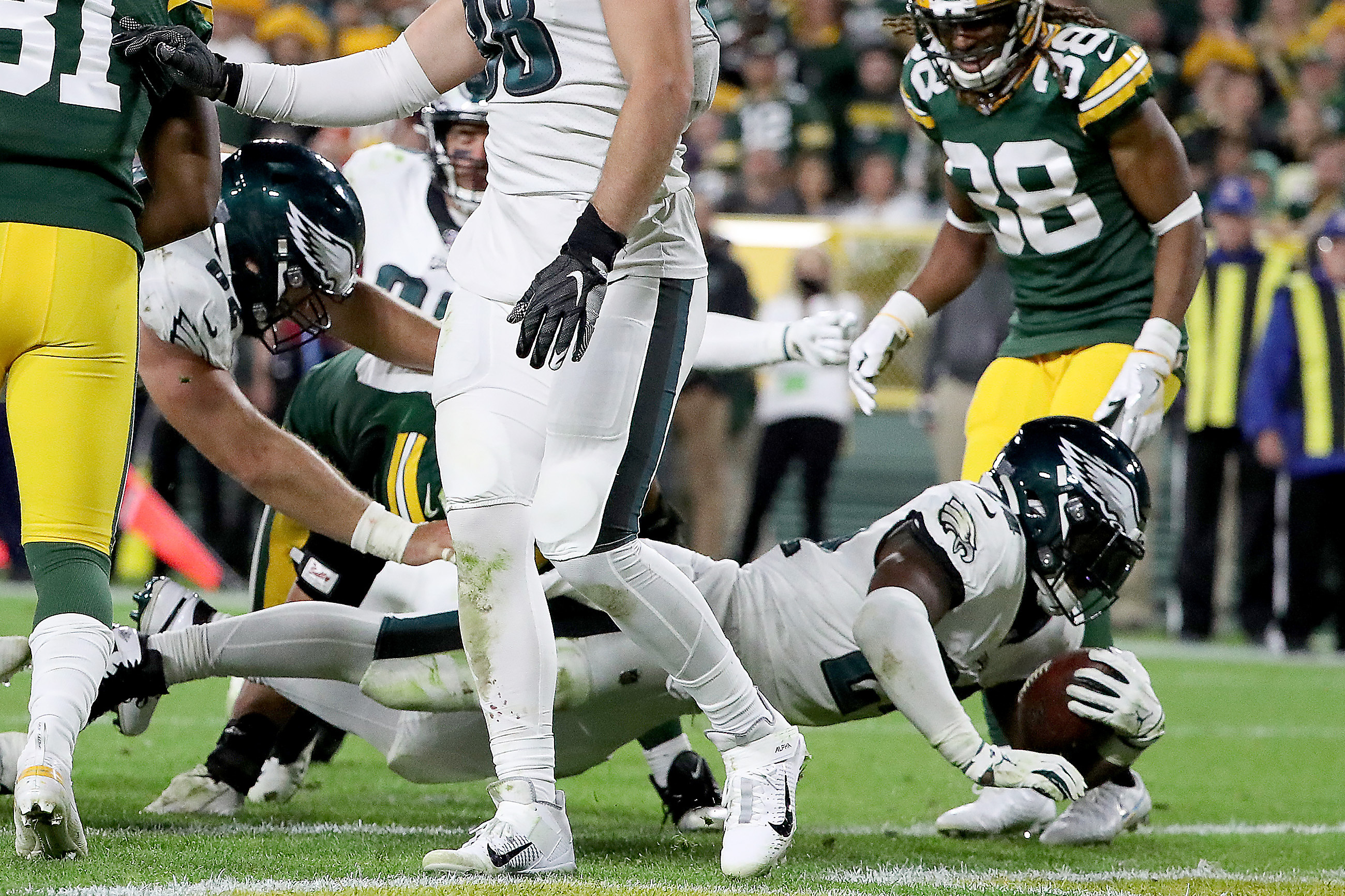 Eagles pick off Rodgers' late pass, beat Packers 34-27