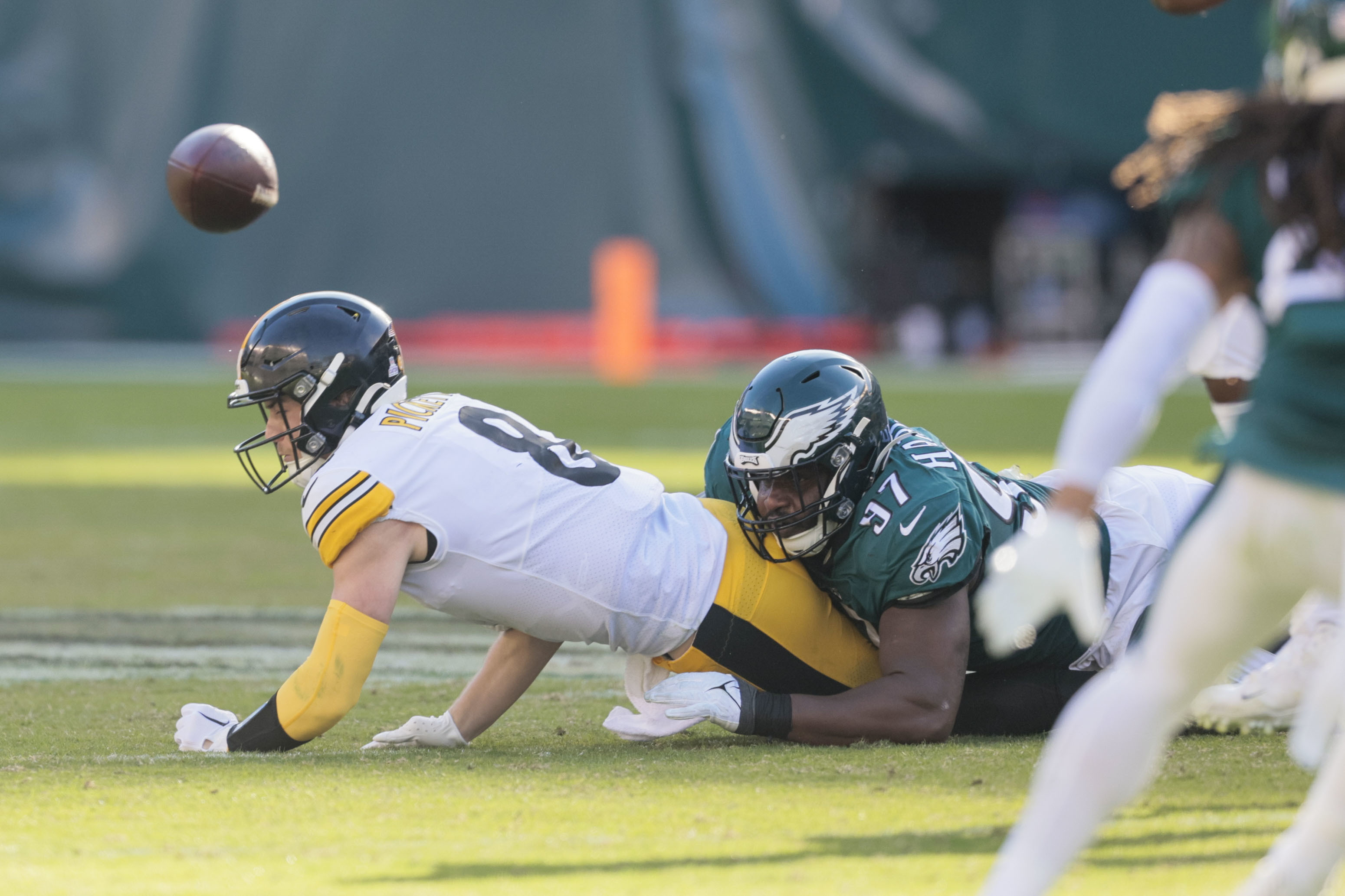 Injury news: Eagles DT Jordan Davis leaves on a cart vs. Steelers