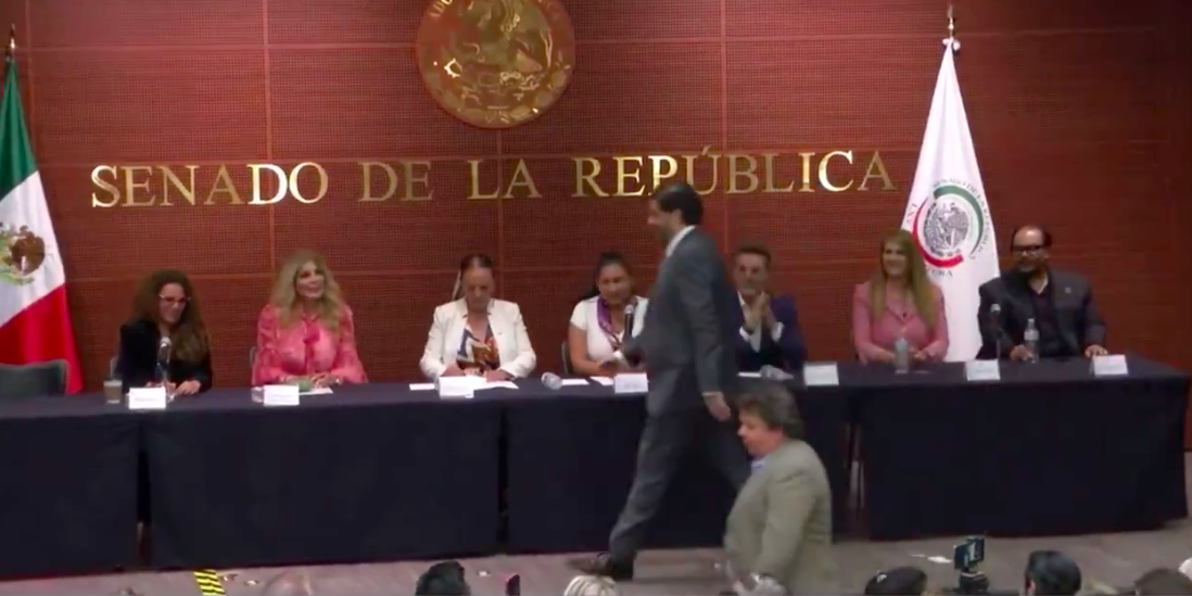 Este fue el momento exacto en que Juan Pablo Penilla recibió premio en Senado.