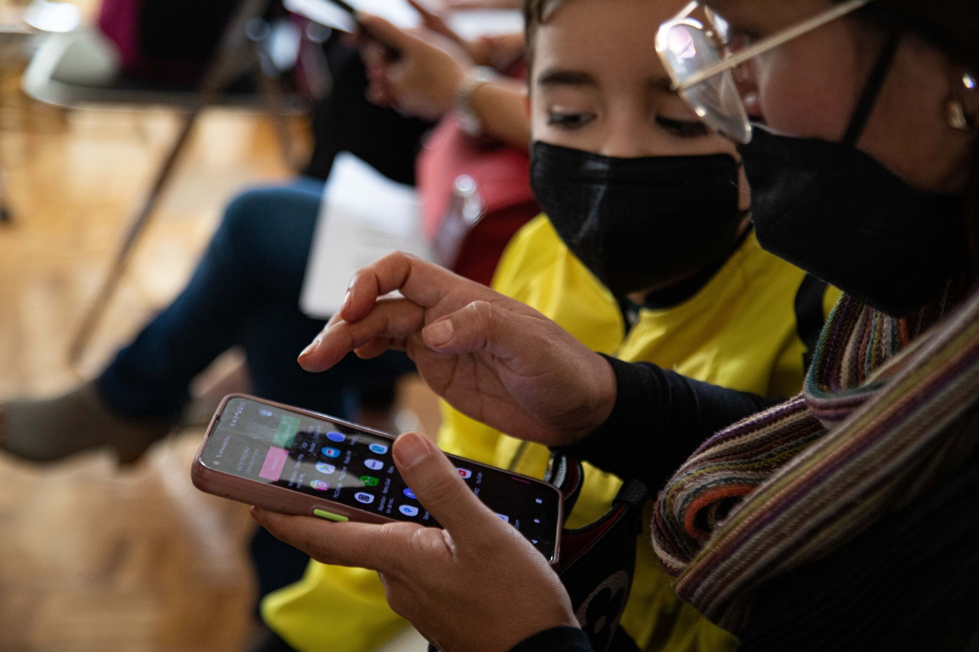 Uno de cada tres mexicanos cambia su celular aunque funcione, revelando un frenesí de consumo tecnológico con impacto ambiental.