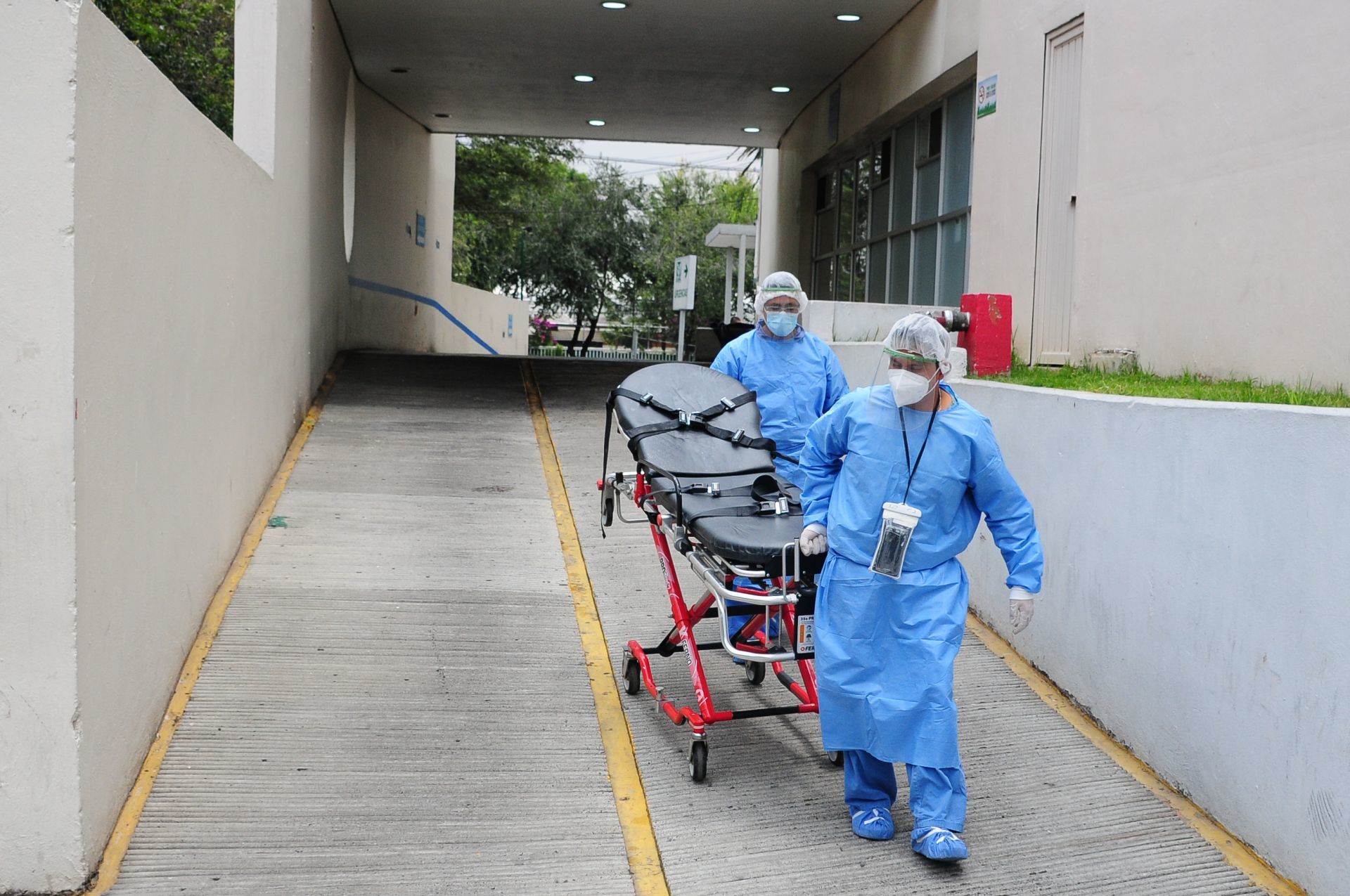 Médicos del hospital trasladan a paciente.