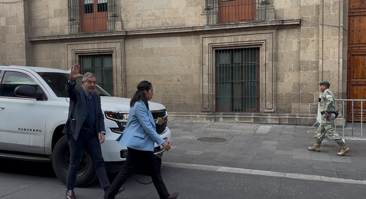 Juan Ramón de la Fuente llega a Palacio Nacional.