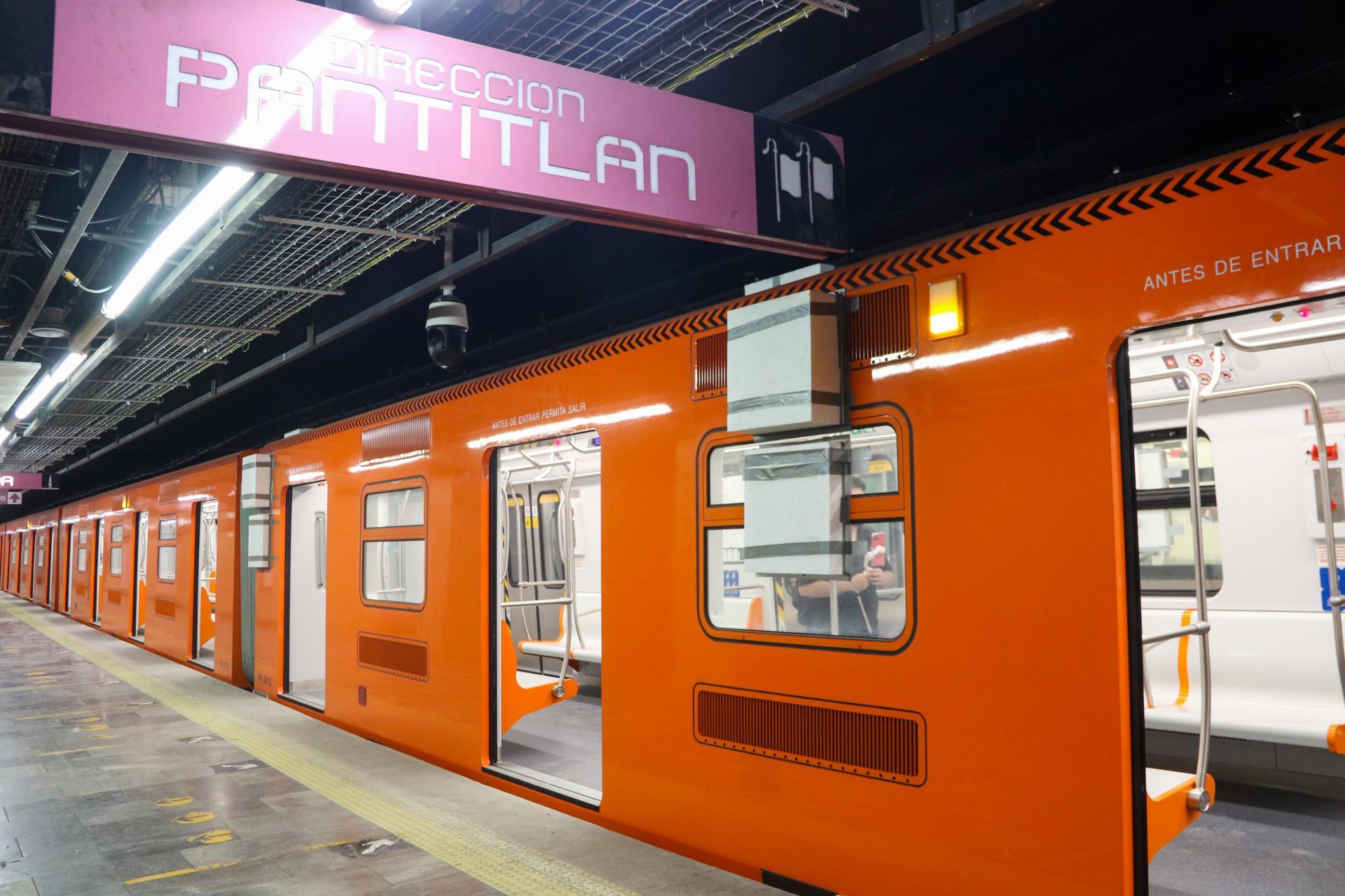 Clara Brugada Molina, jefa del Gobierno de la Ciudad, realizó un recorrido por la obras de la línea 1 del metro de Insurgentes a Tacubaya.