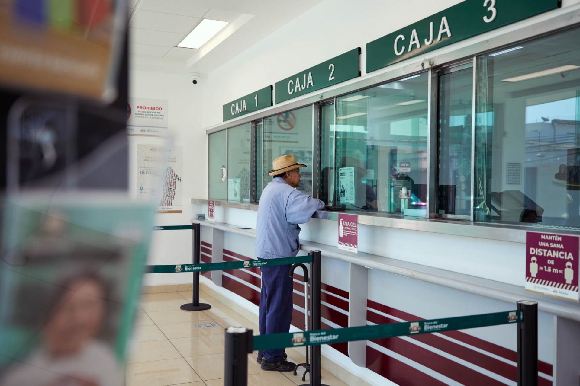 Beneficiario de la Pensión del Bienestar para Adultos Mayores retirando su apoyo económico en el Banco del Bienestar.