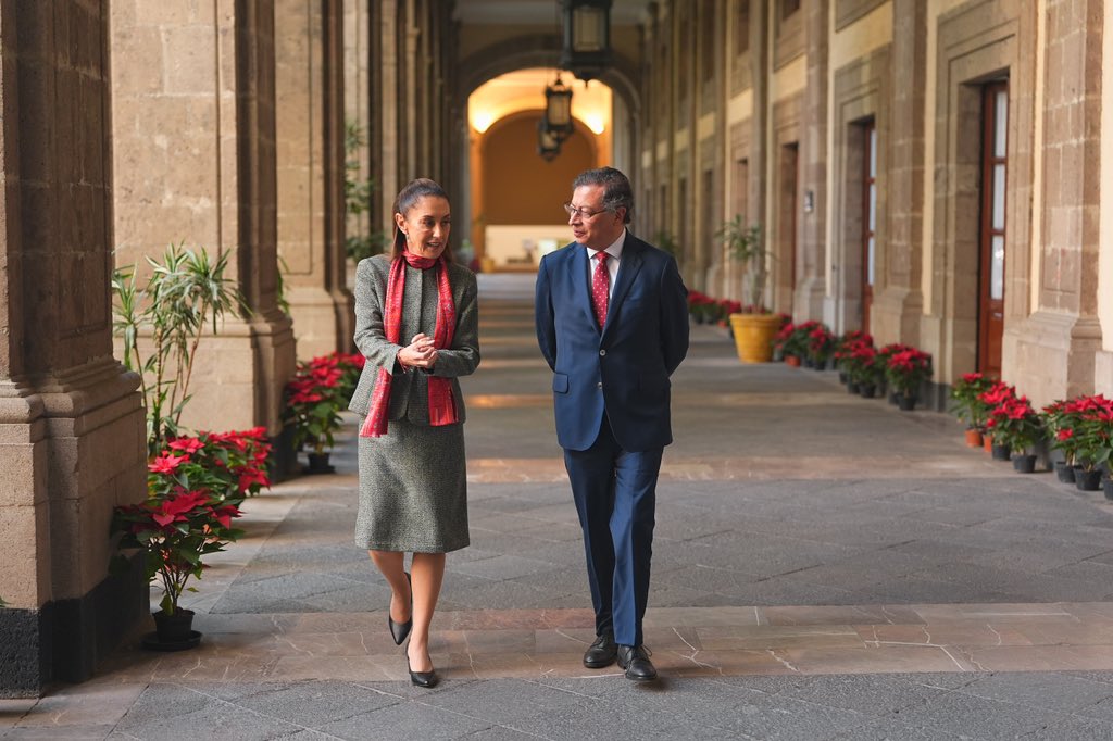 Sheinbaum y Petro pasean por Palacio Nacional.