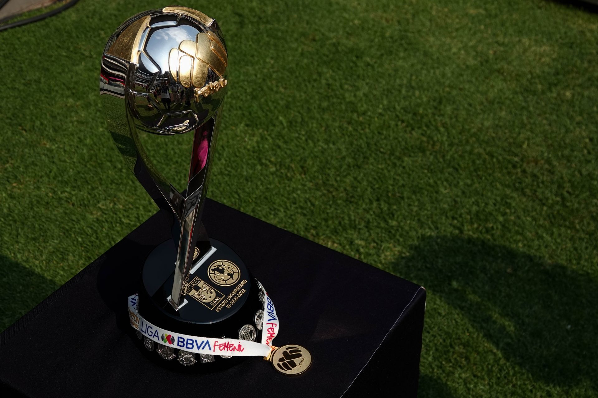 Aspectos del trofeo del título Campeón de Campeonas que se disputará entre Tigres y América femenil.