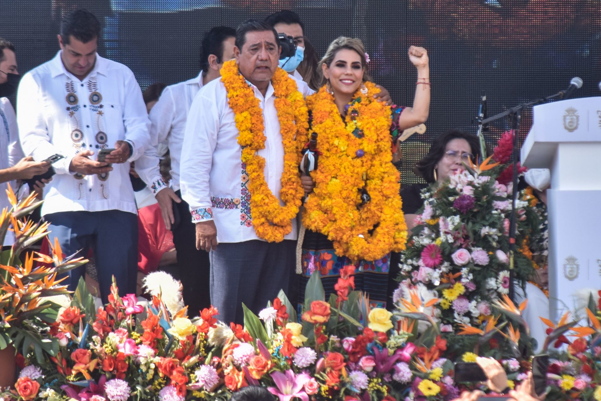 Evelyn Salgado Pineda toma protesta, acompañada de su padre Félix Salgado Macedonio.