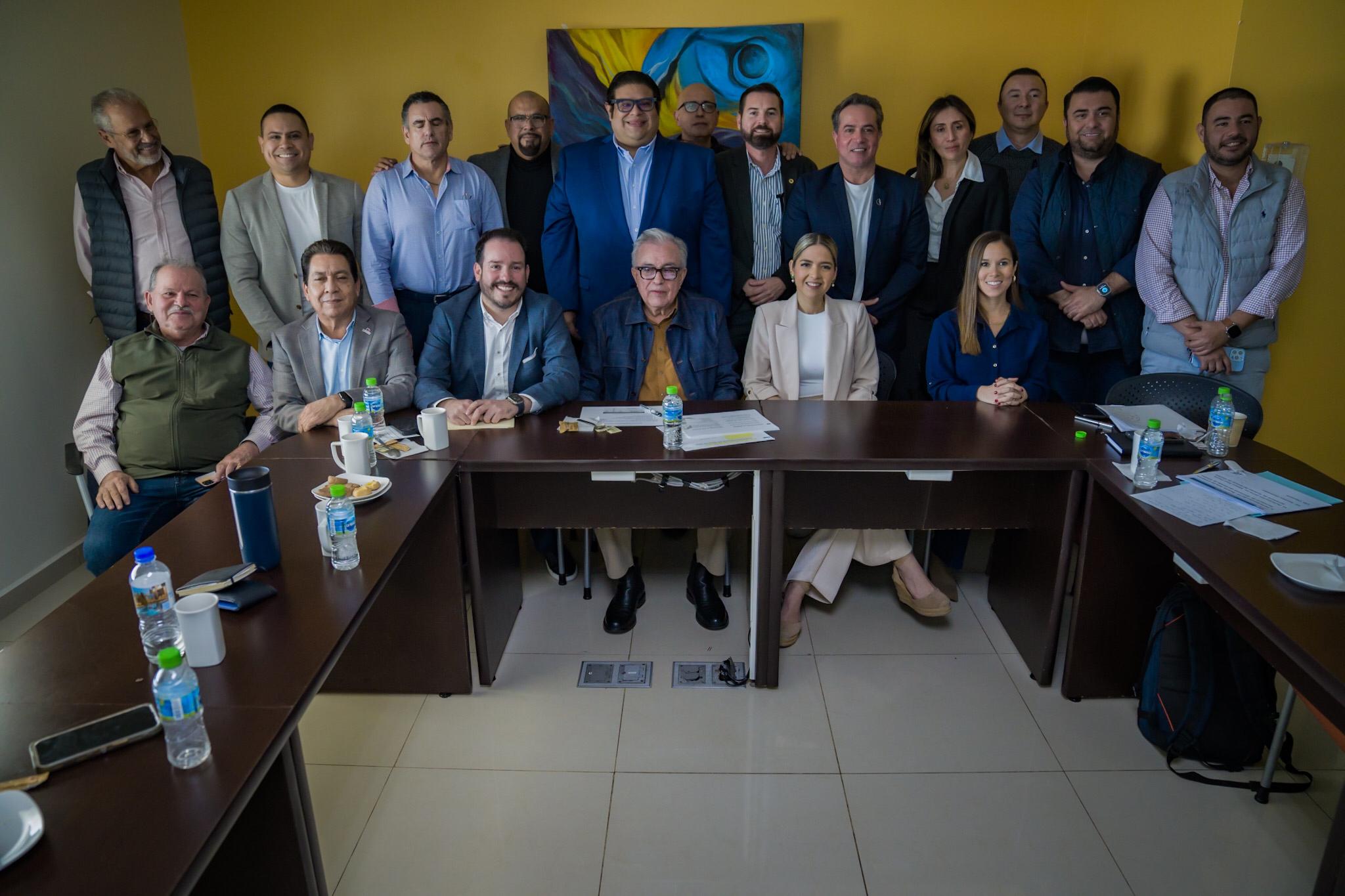 Rubén Rocha Moya e integrantes de la Intercamaral de Mazatlán.