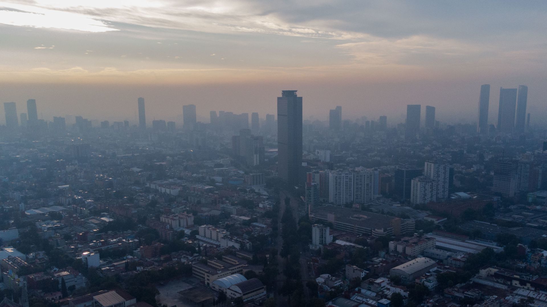 La calidad del aire para la mañana de Navidad se reporta de Mala a Muy Mala en algunas zonas del Valle de México y la Zona Conurbada. Según el último reporte de la Dirección de Monitoreo Atmosférico la concentración de partículas PM10 y PM 2.5 se encuentran en niveles altos y en zonas como Nezahualcóyotl y Coacalco su nivel esta en los límites.