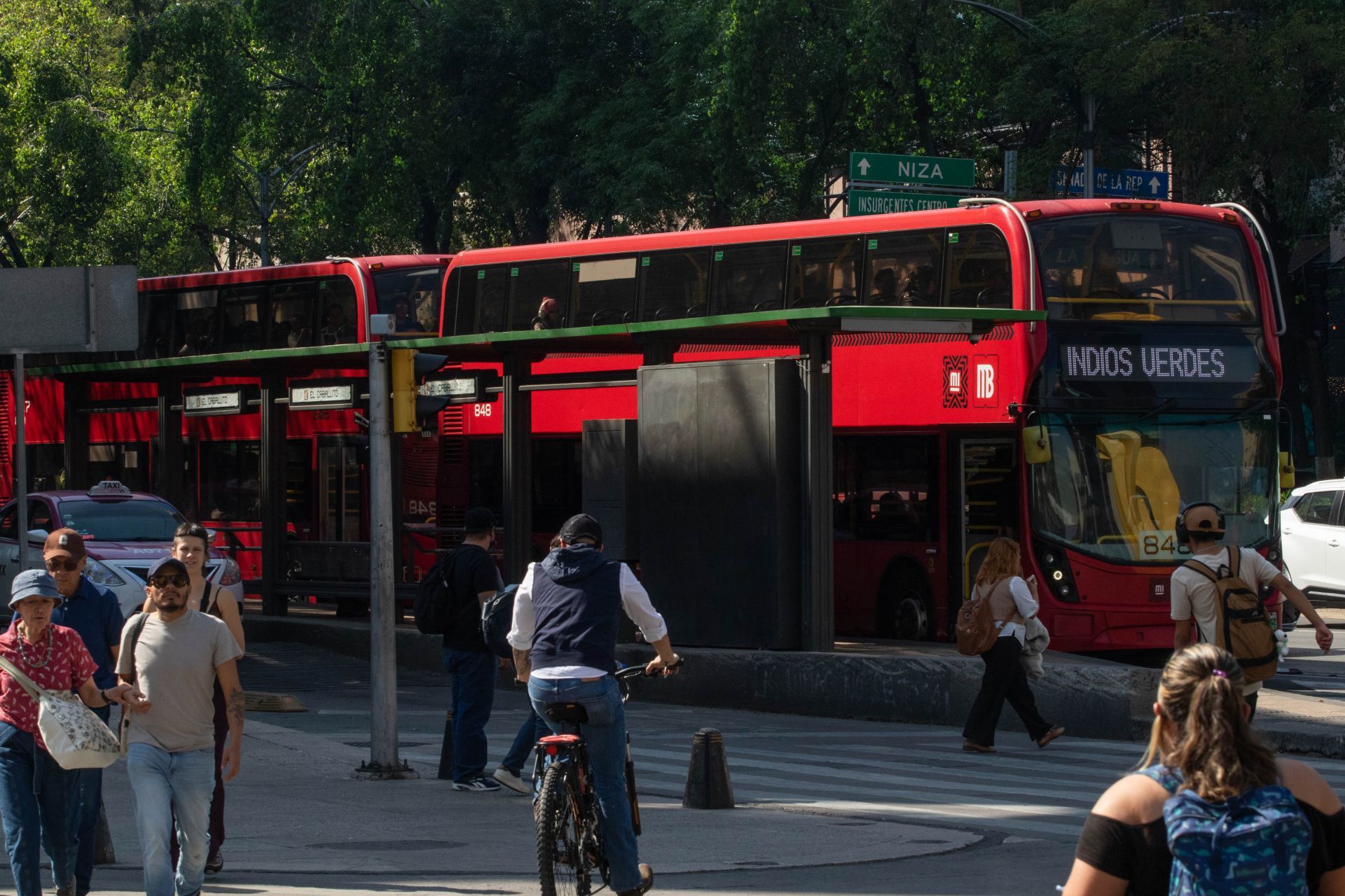 Unidades del Metrobús en el cruce de avenida Reforma y Juárez.