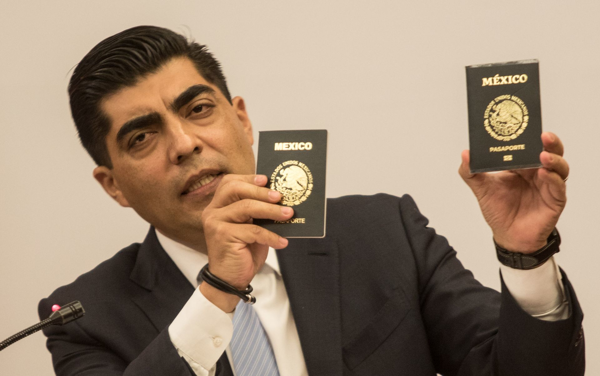 Candelaria presentó la nueva imagen del pasaporte electrónico.