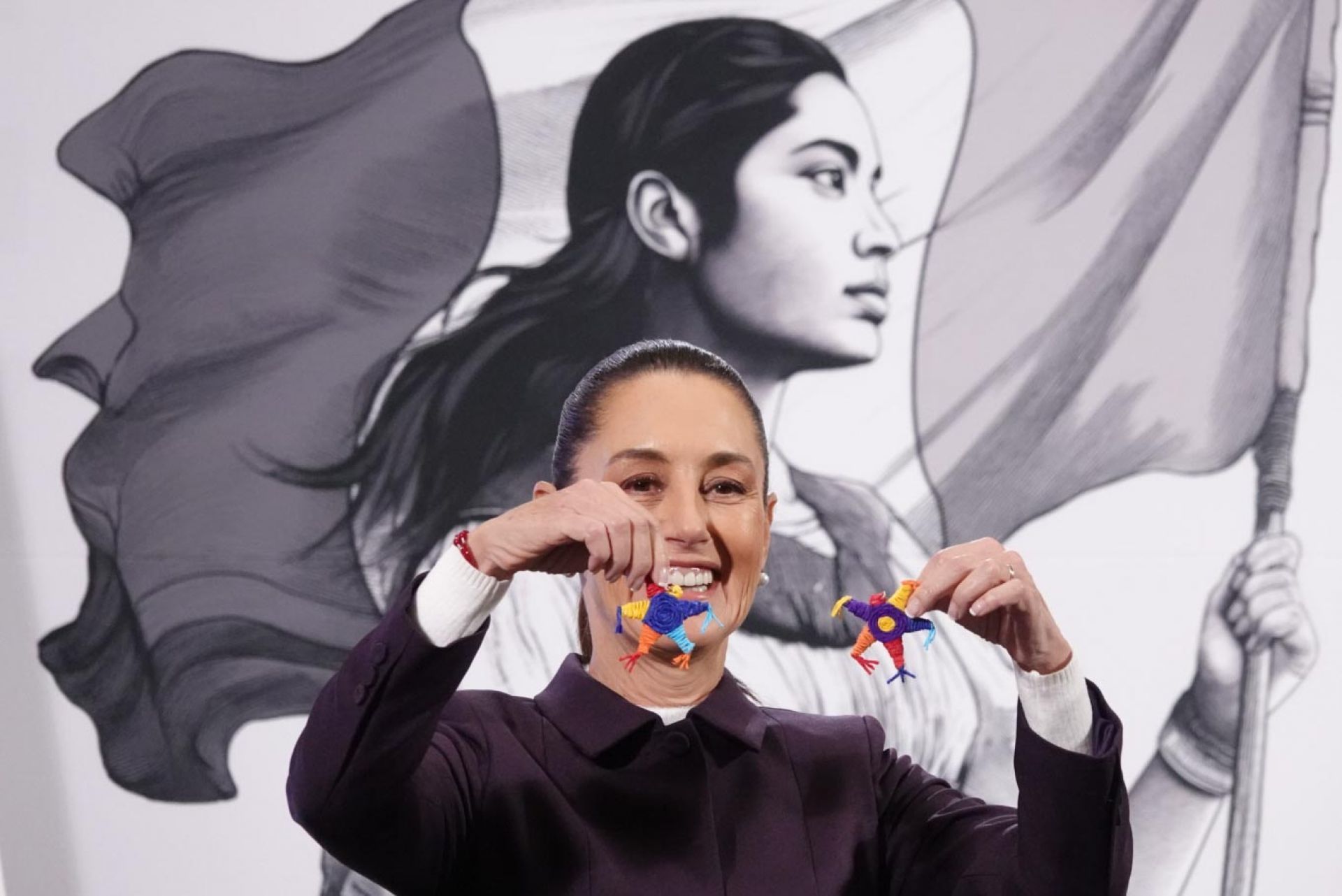 Claudia Sheinbaum, presidenta constitucional de los Estados Unidos Mexicanos, recibió unos aretes en forma de piñata durante la conferencia del pueblo en el Salón Tesorería en Palacio Nacional.