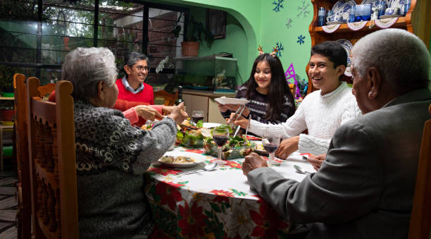 Familia mexicana en la cena