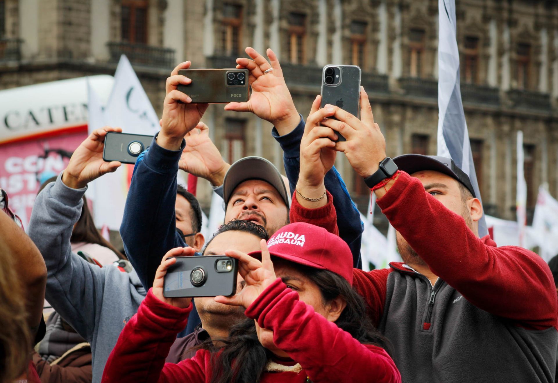 Capitalinos usan sus dispositivos moviles durante el Informe de los 100 días de gobierno de Claudia Sheinbaum.