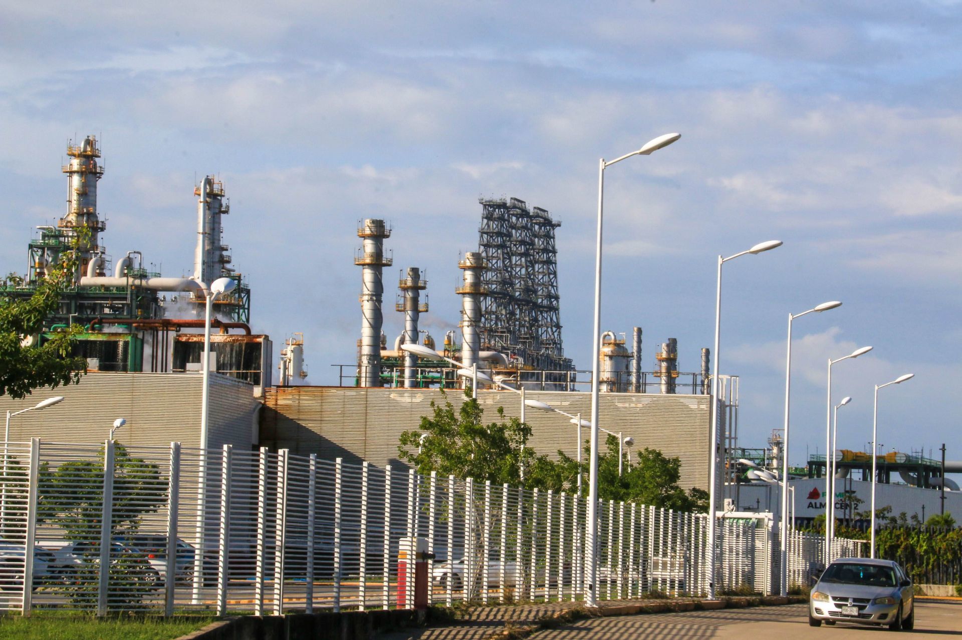 Inactividad de Refinería Olmeca produce desolación y pobreza en Tabasco. El sector restaurantero, hotelero y de inmuebles, lucen en completa desolación tras la construcción de la refinería Olmeca, magna obra del ex presidente Andrés Manuel López Obrador que prometió ser el detonante del desarrollo turístico y energético del sureste del país. A decir de empresarios locales desde hace un año comenzó a sentirse la falta de inversión en esa zona pese a que las autoridades federales anunciaron la operación de la refinadora.Francisco, encargado del snack bar “La Refinación”, dijo que desde hace seis meses, en el lugar, “no se para ni una mosca” que fue “flor de un día”. Sobre la carretera “El Bellote”, bares, discos y restaurantes están en quiebra y desmantelados. Las ruinas enmarcan el abandono; carteles de “se renta” resaltan en paredes, árboles, postes, puertas y ventanas de viviendas, y departamentos. La refinería Olmeca, ubicada en el Puerto de Dos Bocas, Tabasco, reportó una baja del 27.4% en su producción de petróleo crudo durante diciembre de 2024, al procesar únicamente 43.1 mil barriles diarios, según información proporcionada por Petróleos Mexicanos (Pemex).
Esta cifra sigue muy por debajo de los 340 mil barriles diarios para los que está diseñada la refinería. Sobre la carretera El Bellote, donde se ubican las instalaciones, hay plazas comerciales vacías, hoteles con baja afluencia, así como departamentos y casas en renta que no se ocupan desde hace casi un año.