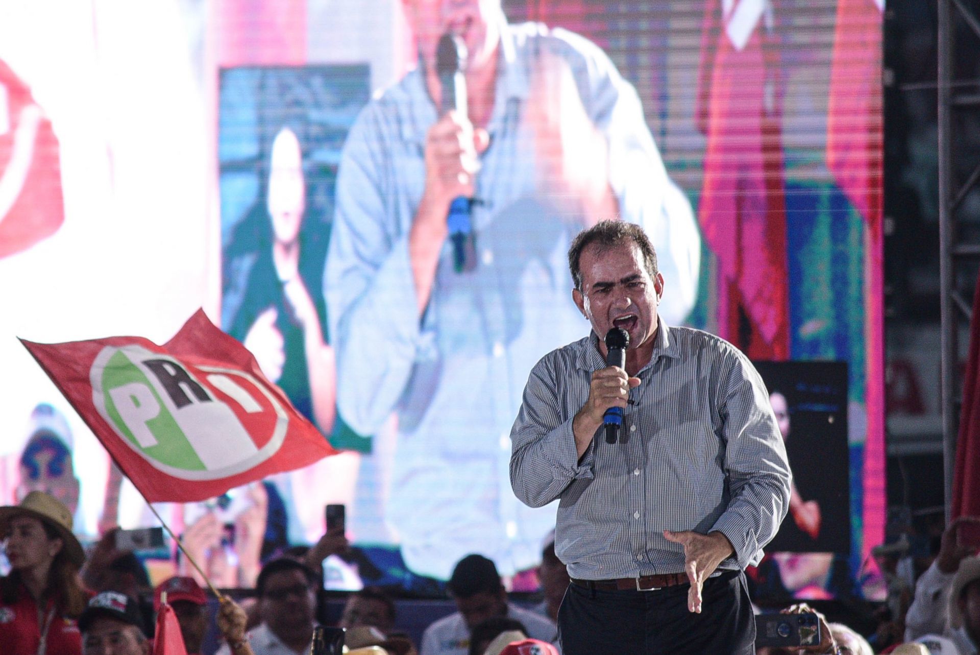 José Yunes Zorrilla, candidato a la gubernatura de Veracruz, cerró su campaña en el estadio Ferrocarrilero de Xalapa. Los simpatizantes que acudieron fueron recibidos con comida y refrescos, algunos pudieron entrar con cerveza. Lo acompañaron Miguel Ángel Yunes Linares, y su hijo Miguel Ángel Yunes Márquez, además de Beatriz Paredes.