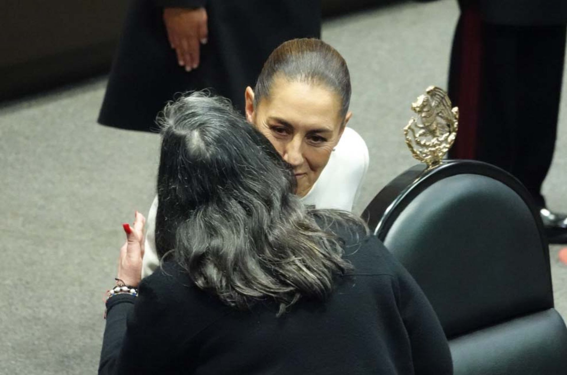 Claudia Sheinbaum, primera presidenta constitucional de los Estados Unidos Mexicanos, saludó a Norma Piña, presidenta de la Suprema Corte.