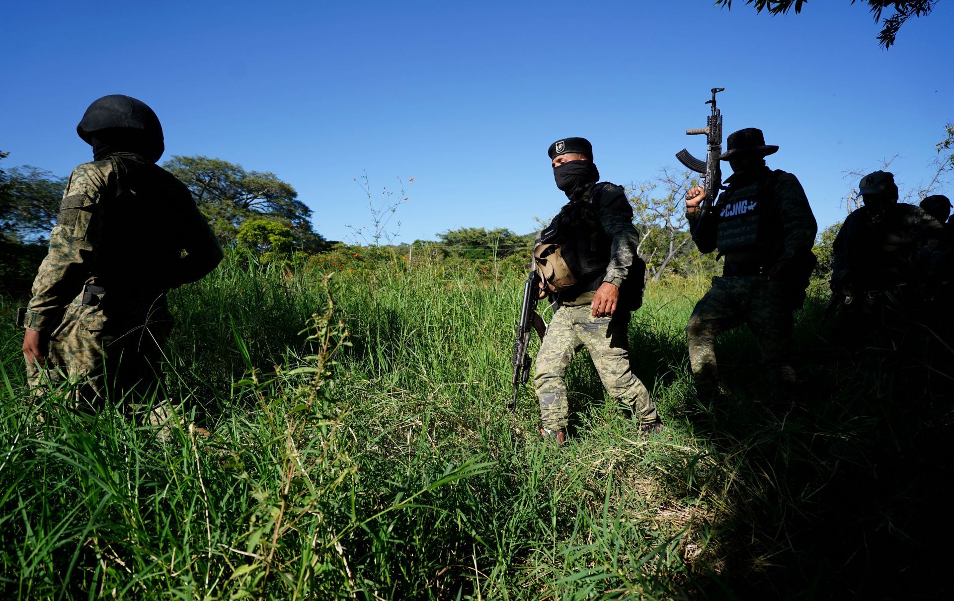 Autoridades estadounidenses designarían al CJNG, al Cártel de Sinaloa, y a otros grupos como terroristas.